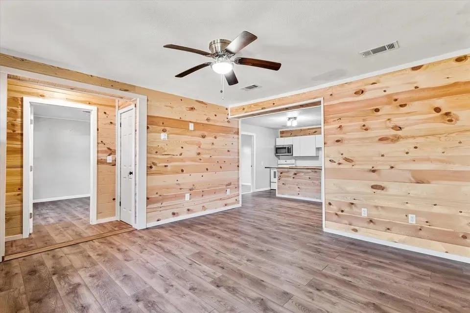 Single Family Residence For Sale in Grayson County , 306 Hall Street, Whitesboro, Texas 76273, 2 Bedroom, 2 Bathroom, Garage spaces, 812 Sqft, built in 1953, mls#21387007, Real Estate Agent in Whitesboro, Homes For Sale in Grayson county, Homes For Sale in Whitesboro, Realtor in Whitesboro Texas, Real Estate Brokerage Independent Realty Texas, Luminita Cordes Realtor