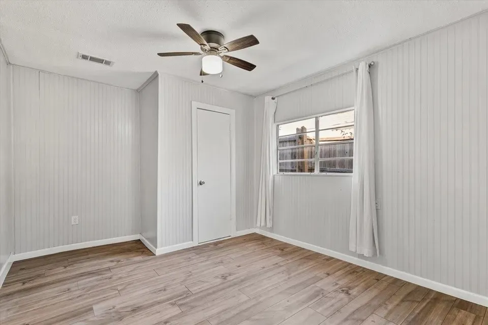 Single Family Residence For Sale in Grayson County , 306 Hall Street, Whitesboro, Texas 76273, 2 Bedroom, 2 Bathroom, Garage spaces, 812 Sqft, built in 1953, mls#21387007, Real Estate Agent in Whitesboro, Homes For Sale in Grayson county, Homes For Sale in Whitesboro, Realtor in Whitesboro Texas, Real Estate Brokerage Independent Realty Texas, Luminita Cordes Realtor