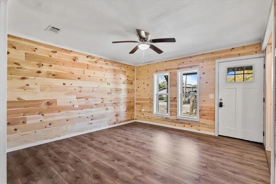 Single Family Residence For Sale in Grayson County , 306 Hall Street, Whitesboro, Texas 76273, 2 Bedroom, 2 Bathroom, Garage spaces, 812 Sqft, built in 1953, mls#21387007, Real Estate Agent in Whitesboro, Homes For Sale in Grayson county, Homes For Sale in Whitesboro, Realtor in Whitesboro Texas, Real Estate Brokerage Independent Realty Texas, Luminita Cordes Realtor