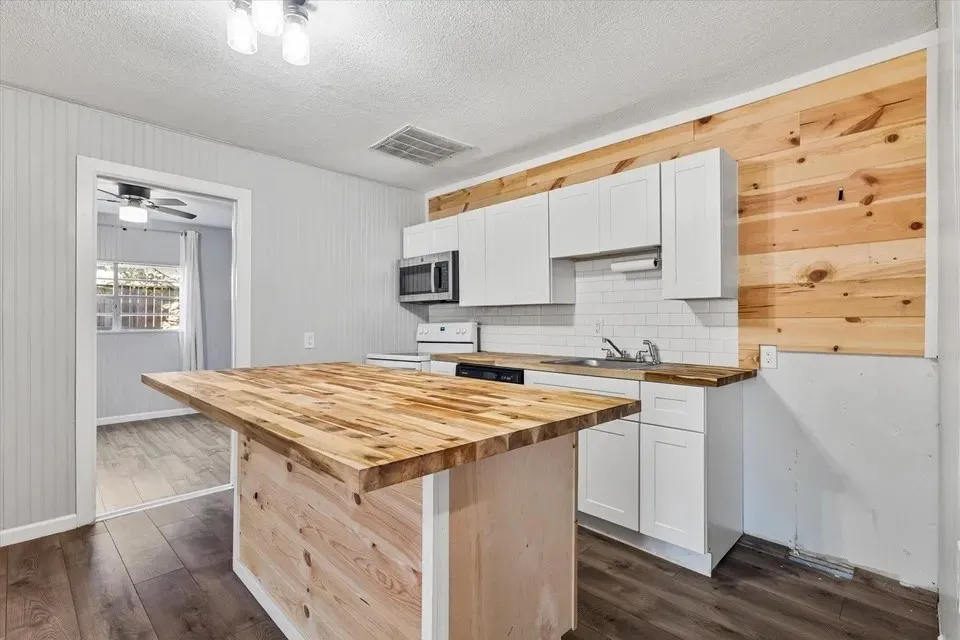 Single Family Residence For Sale in Grayson County , 306 Hall Street, Whitesboro, Texas 76273, 2 Bedroom, 2 Bathroom, Garage spaces, 812 Sqft, built in 1953, mls#21387007, Real Estate Agent in Whitesboro, Homes For Sale in Grayson county, Homes For Sale in Whitesboro, Realtor in Whitesboro Texas, Real Estate Brokerage Independent Realty Texas, Luminita Cordes Realtor