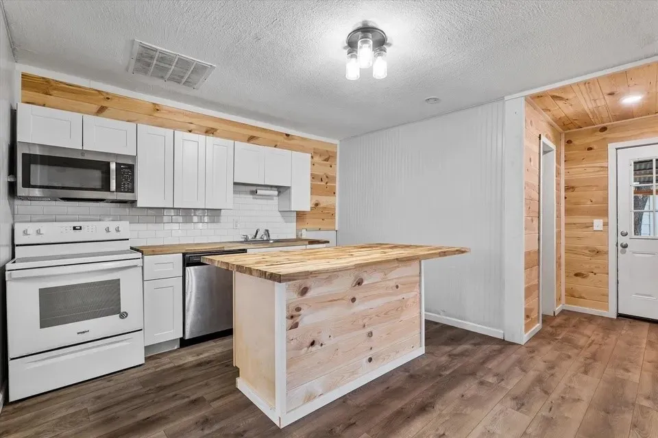 Single Family Residence For Sale in Grayson County , 306 Hall Street, Whitesboro, Texas 76273, 2 Bedroom, 2 Bathroom, Garage spaces, 812 Sqft, built in 1953, mls#21387007, Real Estate Agent in Whitesboro, Homes For Sale in Grayson county, Homes For Sale in Whitesboro, Realtor in Whitesboro Texas, Real Estate Brokerage Independent Realty Texas, Luminita Cordes Realtor