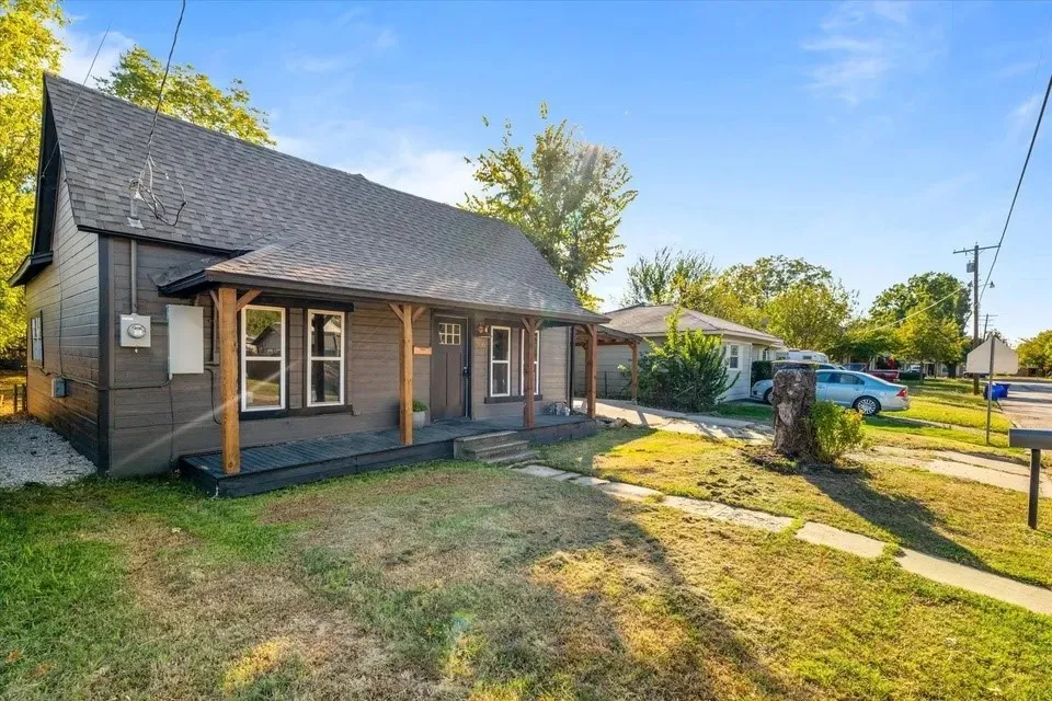 Single Family Residence For Sale in Grayson County , 306 Hall Street, Whitesboro, Texas 76273, 2 Bedroom, 2 Bathroom, Garage spaces, 812 Sqft, built in 1953, mls#21387007, Real Estate Agent in Whitesboro, Homes For Sale in Grayson county, Homes For Sale in Whitesboro, Realtor in Whitesboro Texas, Real Estate Brokerage Independent Realty Texas, Luminita Cordes Realtor