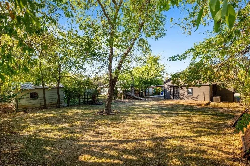 Single Family Residence For Sale in Grayson County , 306 Hall Street, Whitesboro, Texas 76273, 2 Bedroom, 2 Bathroom, Garage spaces, 812 Sqft, built in 1953, mls#21387007, Real Estate Agent in Whitesboro, Homes For Sale in Grayson county, Homes For Sale in Whitesboro, Realtor in Whitesboro Texas, Real Estate Brokerage Independent Realty Texas, Luminita Cordes Realtor