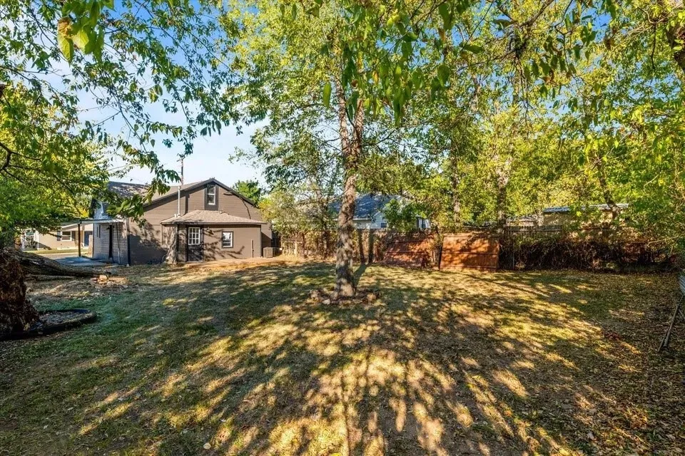 Single Family Residence For Sale in Grayson County , 306 Hall Street, Whitesboro, Texas 76273, 2 Bedroom, 2 Bathroom, Garage spaces, 812 Sqft, built in 1953, mls#21387007, Real Estate Agent in Whitesboro, Homes For Sale in Grayson county, Homes For Sale in Whitesboro, Realtor in Whitesboro Texas, Real Estate Brokerage Independent Realty Texas, Luminita Cordes Realtor
