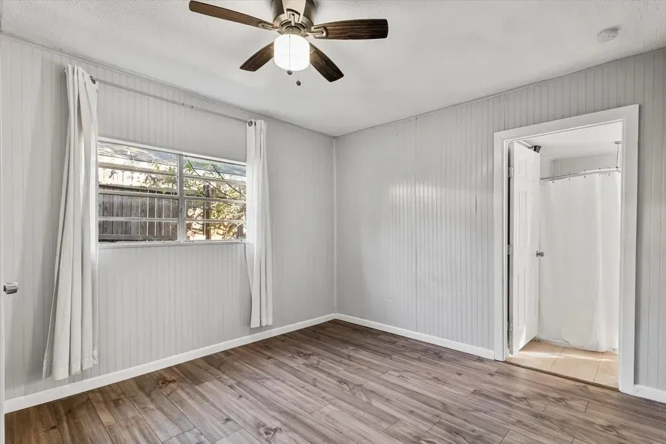 Single Family Residence For Sale in Grayson County , 306 Hall Street, Whitesboro, Texas 76273, 2 Bedroom, 2 Bathroom, Garage spaces, 812 Sqft, built in 1953, mls#21387007, Real Estate Agent in Whitesboro, Homes For Sale in Grayson county, Homes For Sale in Whitesboro, Realtor in Whitesboro Texas, Real Estate Brokerage Independent Realty Texas, Luminita Cordes Realtor