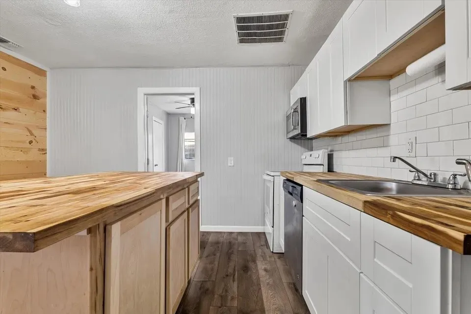 Single Family Residence For Sale in Grayson County , 306 Hall Street, Whitesboro, Texas 76273, 2 Bedroom, 2 Bathroom, Garage spaces, 812 Sqft, built in 1953, mls#21387007, Real Estate Agent in Whitesboro, Homes For Sale in Grayson county, Homes For Sale in Whitesboro, Realtor in Whitesboro Texas, Real Estate Brokerage Independent Realty Texas, Luminita Cordes Realtor