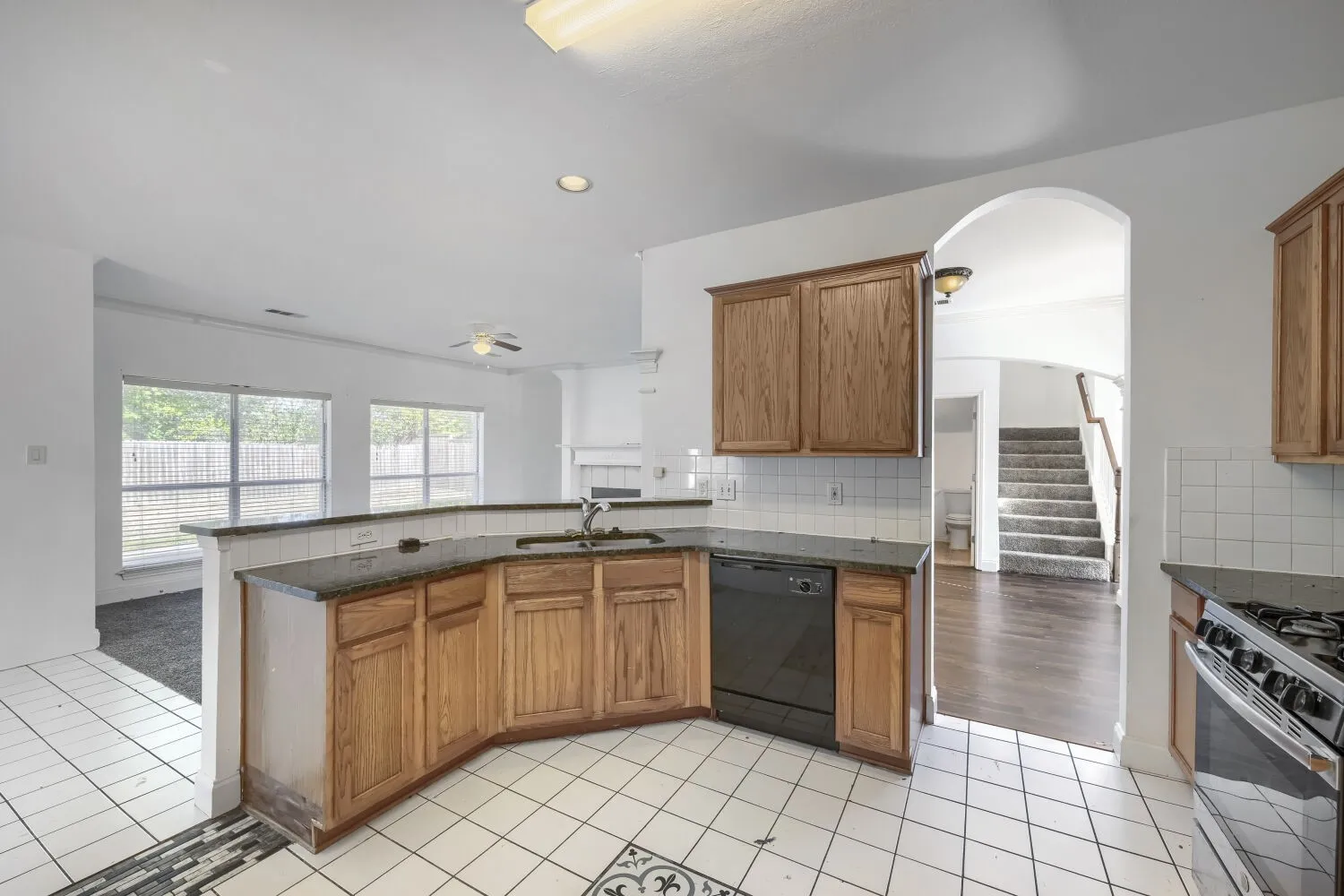 Single Family Residence For Rent in Tarrant County , 7018 Echo Lake Court, Arlington, Texas 76001, 4 Bedroom, 3 Bathroom, 2 Garage spaces, 2,143 Sqft, built in 2000, mls#21386995, Real Estate Agent in Arlington, Homes For Rent in Tarrant county, Homes For Rent in Arlington, Realtor in Arlington Texas, Real Estate Brokerage Independent Realty Texas, Luminita Cordes Realtor