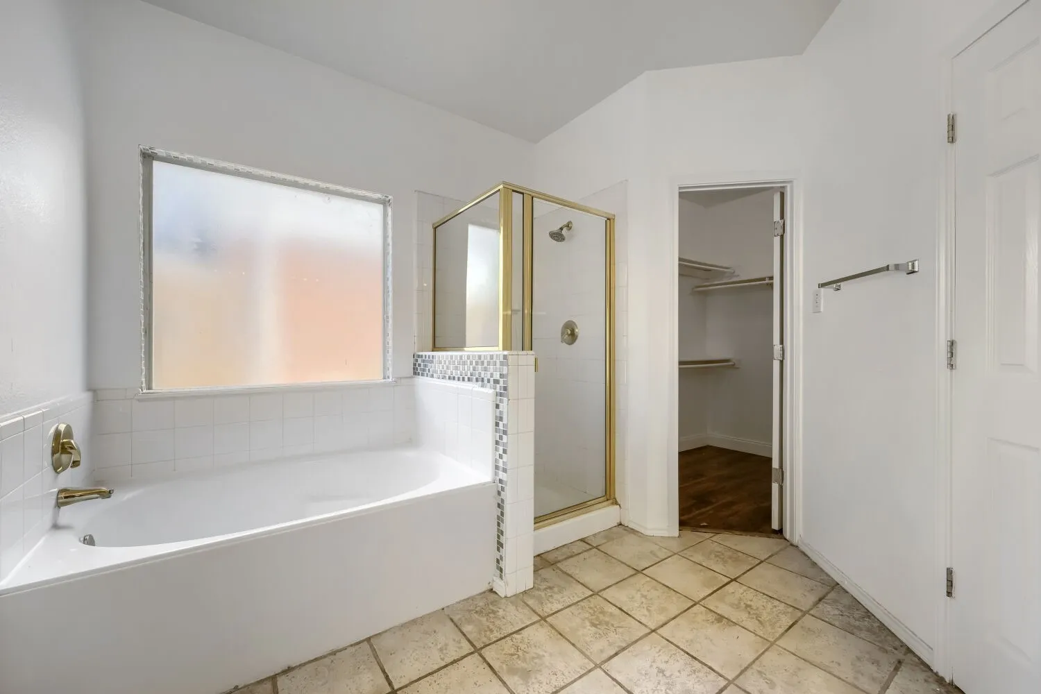 Single Family Residence For Rent in Tarrant County , 7018 Echo Lake Court, Arlington, Texas 76001, 4 Bedroom, 3 Bathroom, 2 Garage spaces, 2,143 Sqft, built in 2000, mls#21386995, Real Estate Agent in Arlington, Homes For Rent in Tarrant county, Homes For Rent in Arlington, Realtor in Arlington Texas, Real Estate Brokerage Independent Realty Texas, Luminita Cordes Realtor