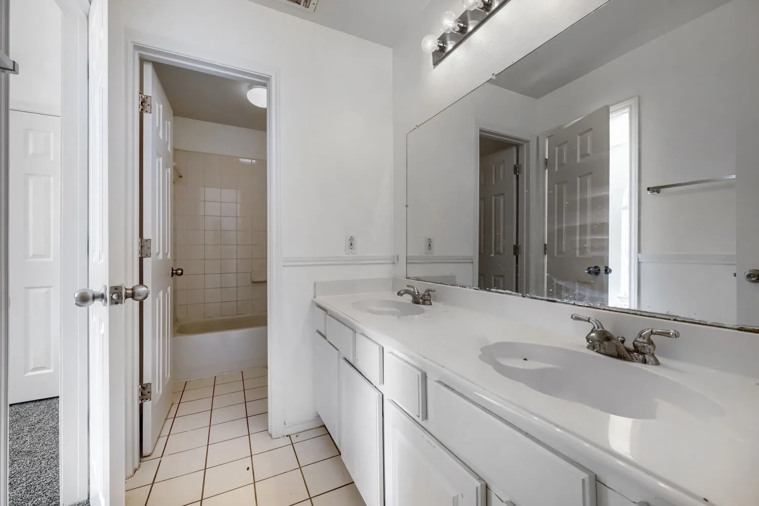 Single Family Residence For Rent in Tarrant County , 7018 Echo Lake Court, Arlington, Texas 76001, 4 Bedroom, 3 Bathroom, 2 Garage spaces, 2,143 Sqft, built in 2000, mls#21386995, Real Estate Agent in Arlington, Homes For Rent in Tarrant county, Homes For Rent in Arlington, Realtor in Arlington Texas, Real Estate Brokerage Independent Realty Texas, Luminita Cordes Realtor