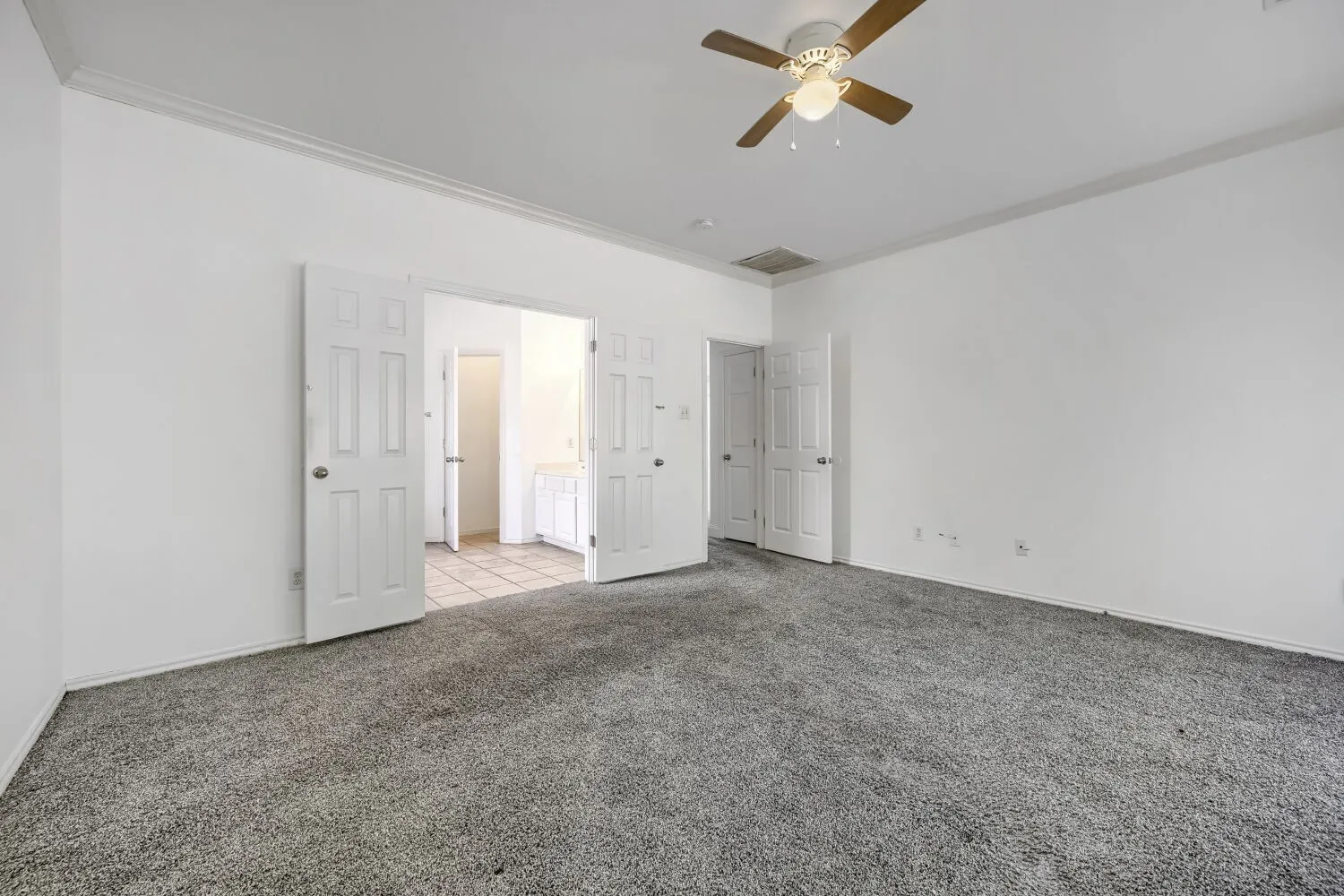 Single Family Residence For Rent in Tarrant County , 7018 Echo Lake Court, Arlington, Texas 76001, 4 Bedroom, 3 Bathroom, 2 Garage spaces, 2,143 Sqft, built in 2000, mls#21386995, Real Estate Agent in Arlington, Homes For Rent in Tarrant county, Homes For Rent in Arlington, Realtor in Arlington Texas, Real Estate Brokerage Independent Realty Texas, Luminita Cordes Realtor