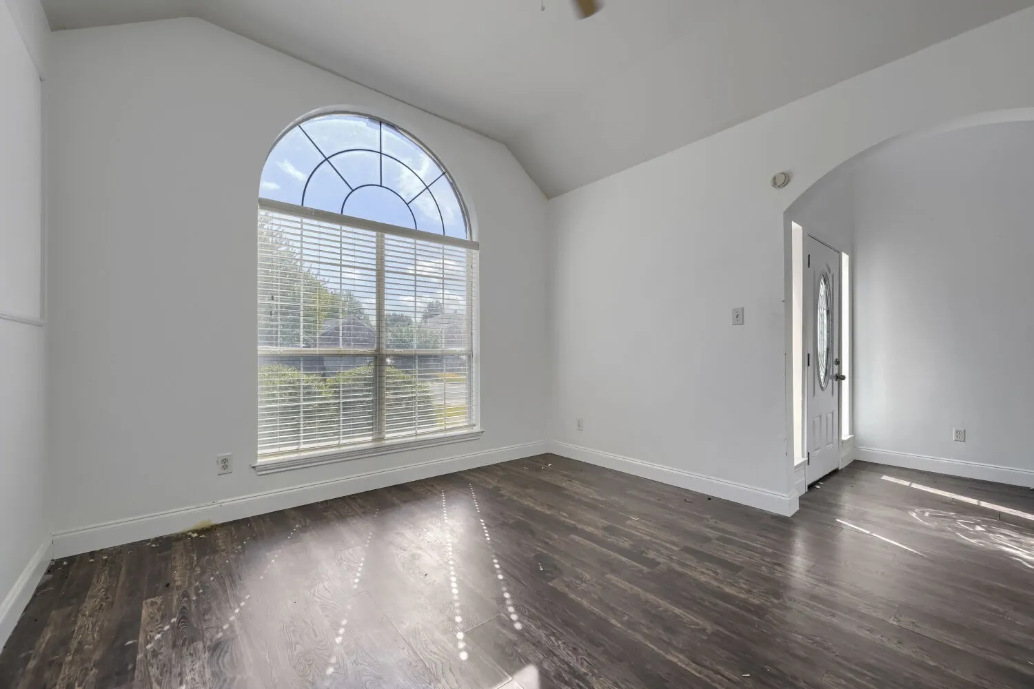 Single Family Residence For Rent in Tarrant County , 7018 Echo Lake Court, Arlington, Texas 76001, 4 Bedroom, 3 Bathroom, 2 Garage spaces, 2,143 Sqft, built in 2000, mls#21386995, Real Estate Agent in Arlington, Homes For Rent in Tarrant county, Homes For Rent in Arlington, Realtor in Arlington Texas, Real Estate Brokerage Independent Realty Texas, Luminita Cordes Realtor
