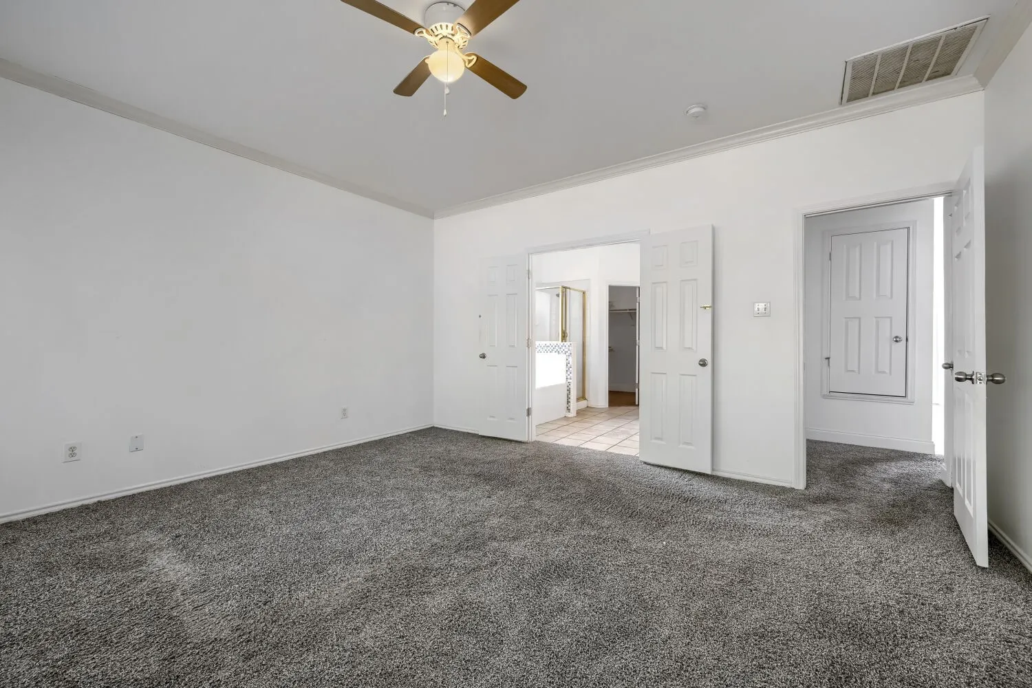 Single Family Residence For Rent in Tarrant County , 7018 Echo Lake Court, Arlington, Texas 76001, 4 Bedroom, 3 Bathroom, 2 Garage spaces, 2,143 Sqft, built in 2000, mls#21386995, Real Estate Agent in Arlington, Homes For Rent in Tarrant county, Homes For Rent in Arlington, Realtor in Arlington Texas, Real Estate Brokerage Independent Realty Texas, Luminita Cordes Realtor