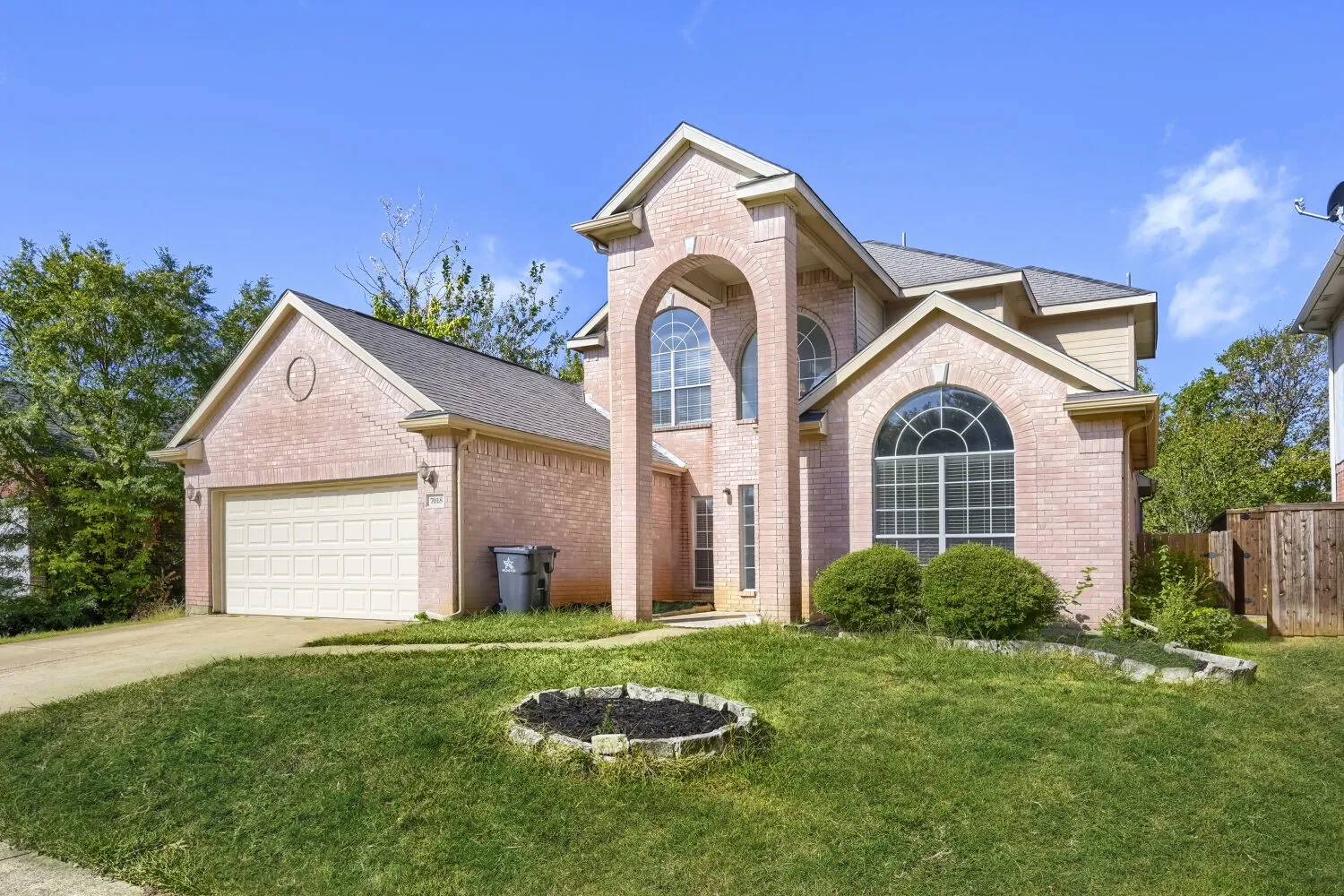 Single Family Residence For Rent in Tarrant County , 7018 Echo Lake Court, Arlington, Texas 76001, 4 Bedroom, 3 Bathroom, 2 Garage spaces, 2,143 Sqft, built in 2000, mls#21386995, Real Estate Agent in Arlington, Homes For Rent in Tarrant county, Homes For Rent in Arlington, Realtor in Arlington Texas, Real Estate Brokerage Independent Realty Texas, Luminita Cordes Realtor