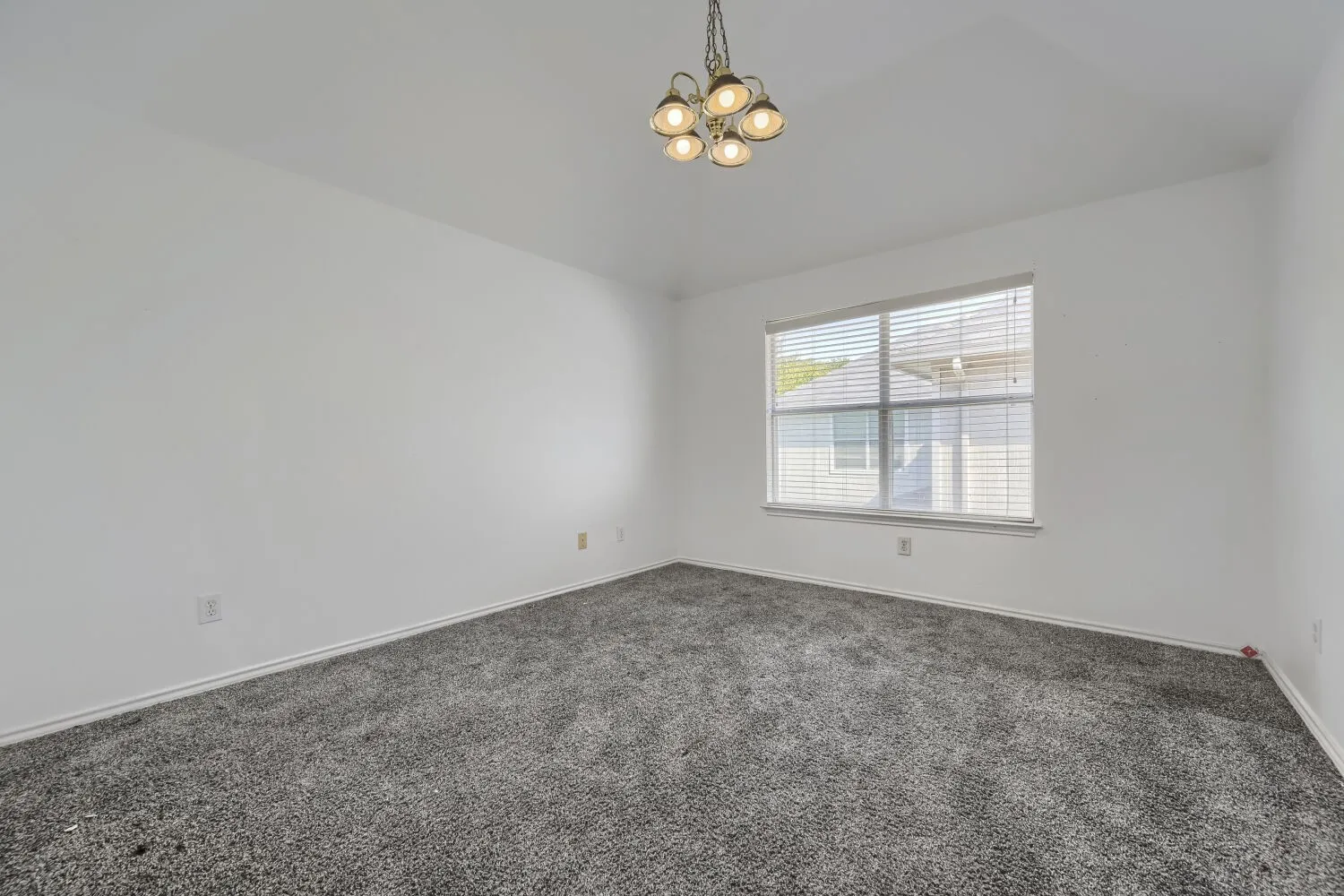 Single Family Residence For Rent in Tarrant County , 7018 Echo Lake Court, Arlington, Texas 76001, 4 Bedroom, 3 Bathroom, 2 Garage spaces, 2,143 Sqft, built in 2000, mls#21386995, Real Estate Agent in Arlington, Homes For Rent in Tarrant county, Homes For Rent in Arlington, Realtor in Arlington Texas, Real Estate Brokerage Independent Realty Texas, Luminita Cordes Realtor