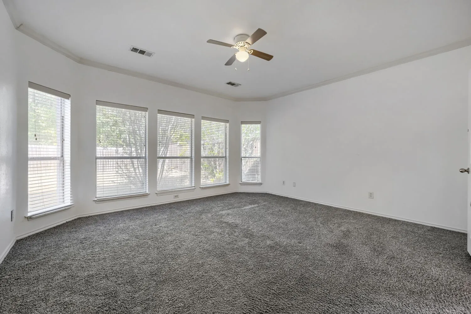 Single Family Residence For Rent in Tarrant County , 7018 Echo Lake Court, Arlington, Texas 76001, 4 Bedroom, 3 Bathroom, 2 Garage spaces, 2,143 Sqft, built in 2000, mls#21386995, Real Estate Agent in Arlington, Homes For Rent in Tarrant county, Homes For Rent in Arlington, Realtor in Arlington Texas, Real Estate Brokerage Independent Realty Texas, Luminita Cordes Realtor