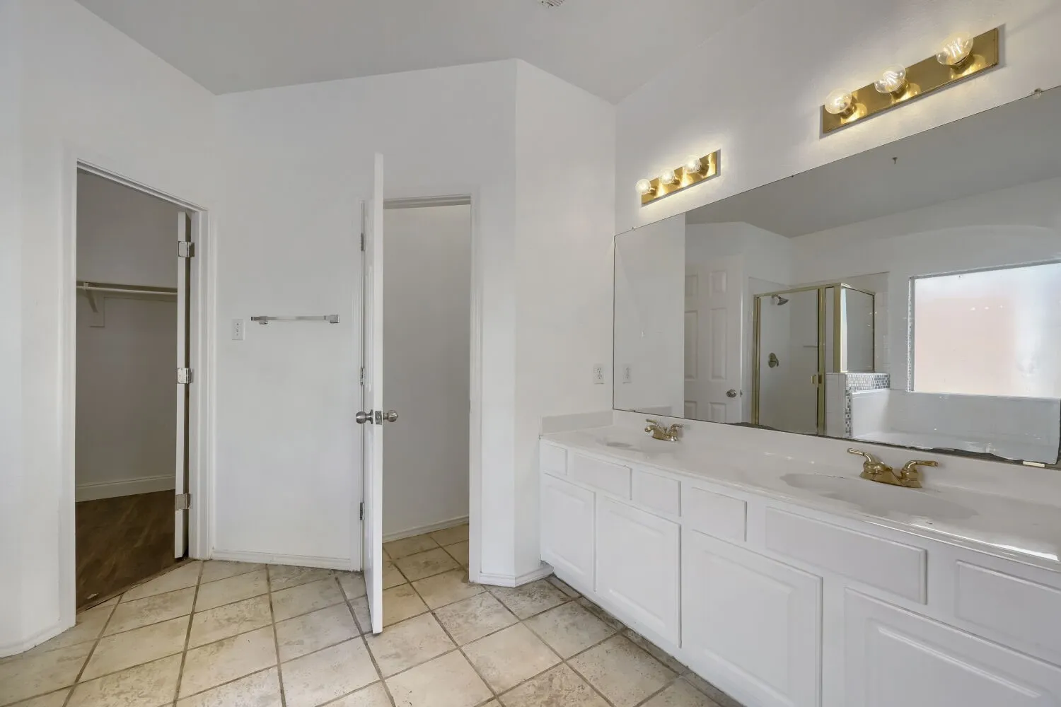 Single Family Residence For Rent in Tarrant County , 7018 Echo Lake Court, Arlington, Texas 76001, 4 Bedroom, 3 Bathroom, 2 Garage spaces, 2,143 Sqft, built in 2000, mls#21386995, Real Estate Agent in Arlington, Homes For Rent in Tarrant county, Homes For Rent in Arlington, Realtor in Arlington Texas, Real Estate Brokerage Independent Realty Texas, Luminita Cordes Realtor