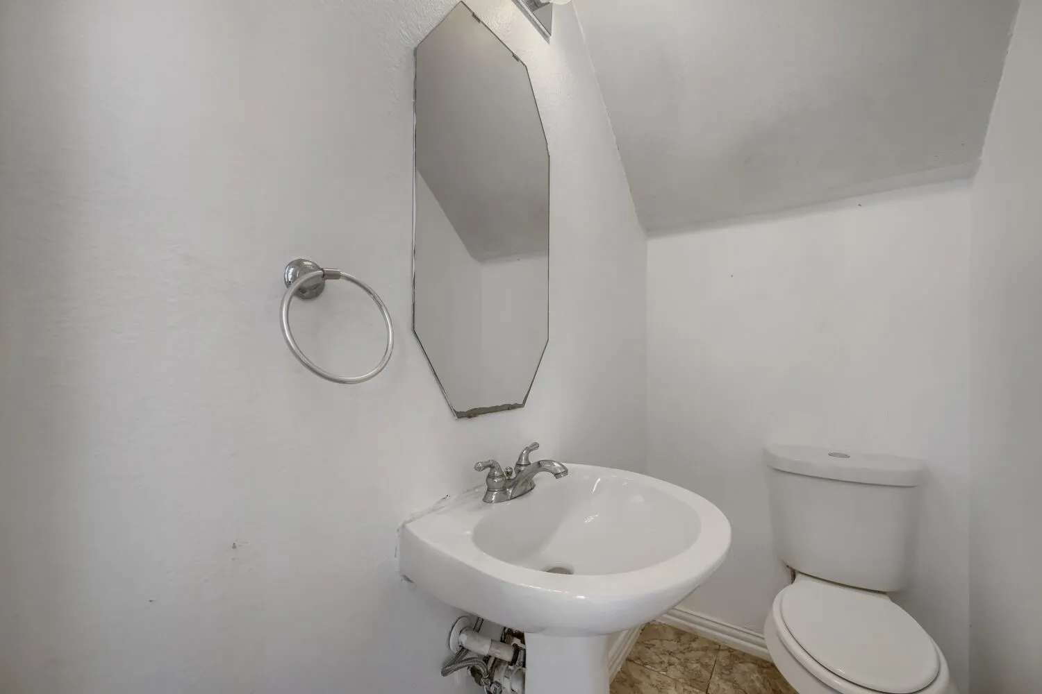 Single Family Residence For Rent in Tarrant County , 7018 Echo Lake Court, Arlington, Texas 76001, 4 Bedroom, 3 Bathroom, 2 Garage spaces, 2,143 Sqft, built in 2000, mls#21386995, Real Estate Agent in Arlington, Homes For Rent in Tarrant county, Homes For Rent in Arlington, Realtor in Arlington Texas, Real Estate Brokerage Independent Realty Texas, Luminita Cordes Realtor