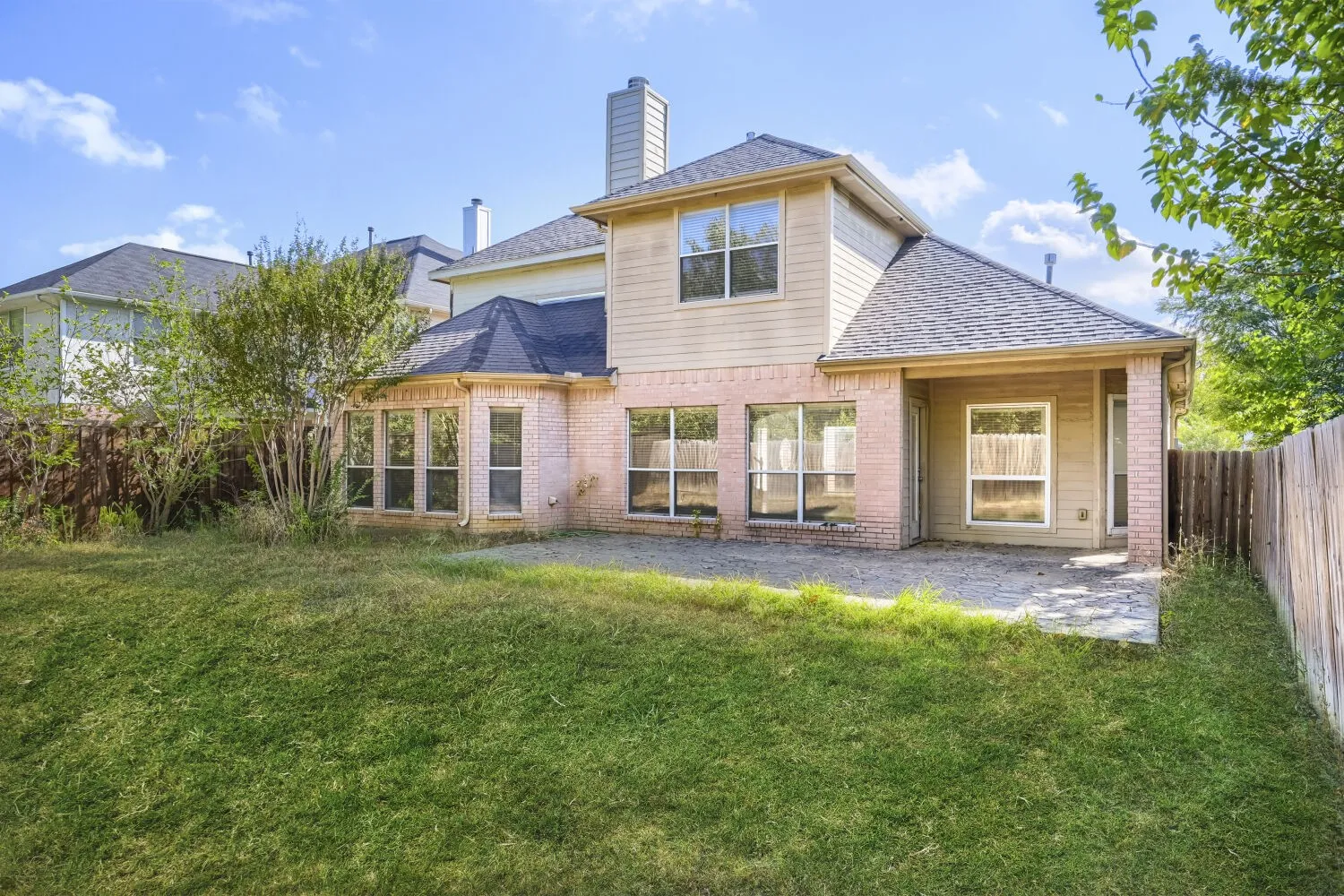 Single Family Residence For Rent in Tarrant County , 7018 Echo Lake Court, Arlington, Texas 76001, 4 Bedroom, 3 Bathroom, 2 Garage spaces, 2,143 Sqft, built in 2000, mls#21386995, Real Estate Agent in Arlington, Homes For Rent in Tarrant county, Homes For Rent in Arlington, Realtor in Arlington Texas, Real Estate Brokerage Independent Realty Texas, Luminita Cordes Realtor