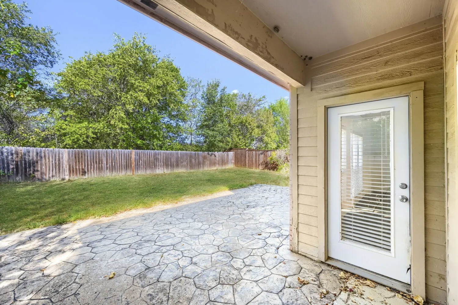 Single Family Residence For Rent in Tarrant County , 7018 Echo Lake Court, Arlington, Texas 76001, 4 Bedroom, 3 Bathroom, 2 Garage spaces, 2,143 Sqft, built in 2000, mls#21386995, Real Estate Agent in Arlington, Homes For Rent in Tarrant county, Homes For Rent in Arlington, Realtor in Arlington Texas, Real Estate Brokerage Independent Realty Texas, Luminita Cordes Realtor