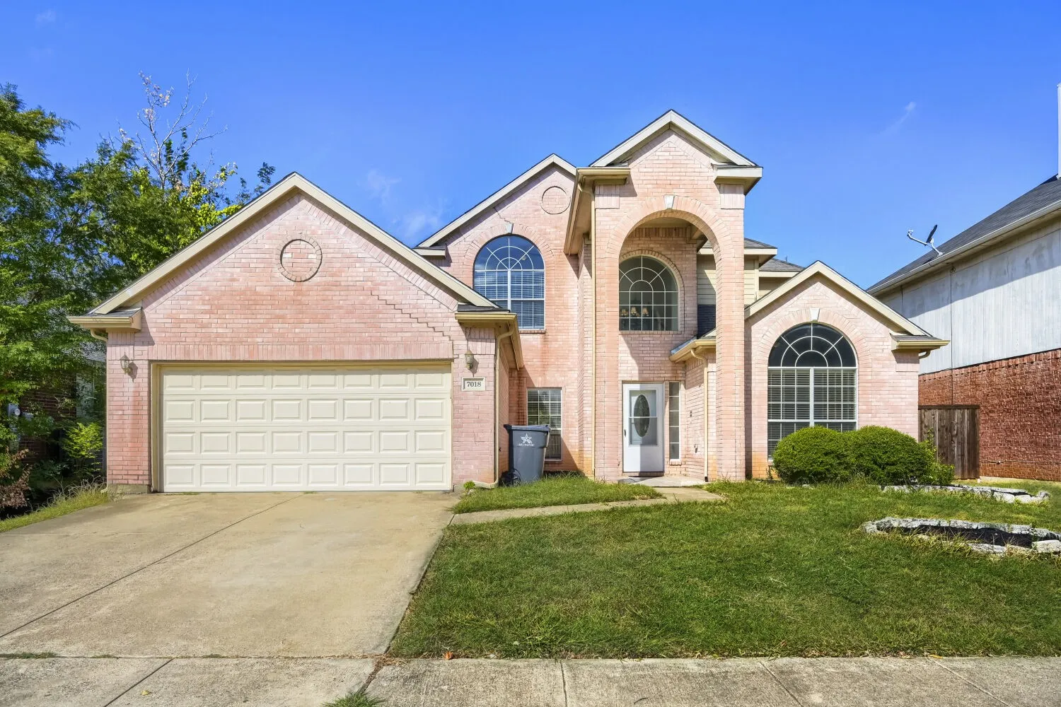 Single Family Residence For Rent in Tarrant County , 7018 Echo Lake Court, Arlington, Texas 76001, 4 Bedroom, 3 Bathroom, 2 Garage spaces, 2,143 Sqft, built in 2000, mls#21386995, Real Estate Agent in Arlington, Homes For Rent in Tarrant county, Homes For Rent in Arlington, Realtor in Arlington Texas, Real Estate Brokerage Independent Realty Texas, Luminita Cordes Realtor