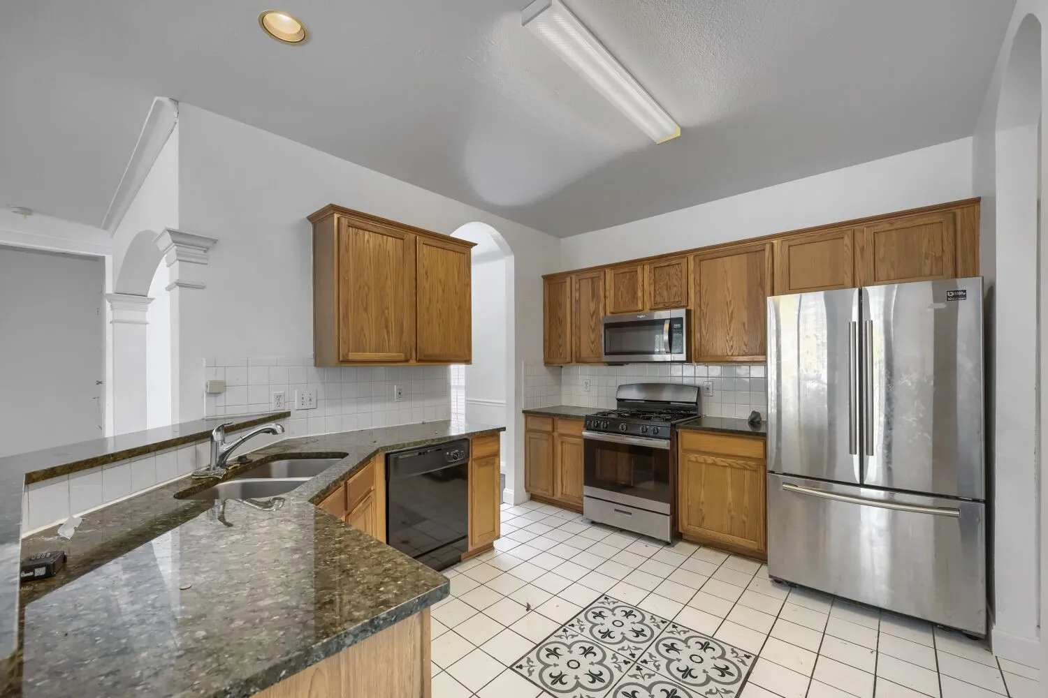 Single Family Residence For Rent in Tarrant County , 7018 Echo Lake Court, Arlington, Texas 76001, 4 Bedroom, 3 Bathroom, 2 Garage spaces, 2,143 Sqft, built in 2000, mls#21386995, Real Estate Agent in Arlington, Homes For Rent in Tarrant county, Homes For Rent in Arlington, Realtor in Arlington Texas, Real Estate Brokerage Independent Realty Texas, Luminita Cordes Realtor