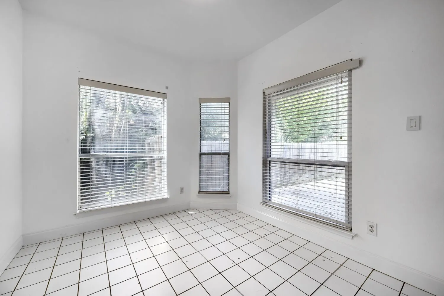 Single Family Residence For Rent in Tarrant County , 7018 Echo Lake Court, Arlington, Texas 76001, 4 Bedroom, 3 Bathroom, 2 Garage spaces, 2,143 Sqft, built in 2000, mls#21386995, Real Estate Agent in Arlington, Homes For Rent in Tarrant county, Homes For Rent in Arlington, Realtor in Arlington Texas, Real Estate Brokerage Independent Realty Texas, Luminita Cordes Realtor