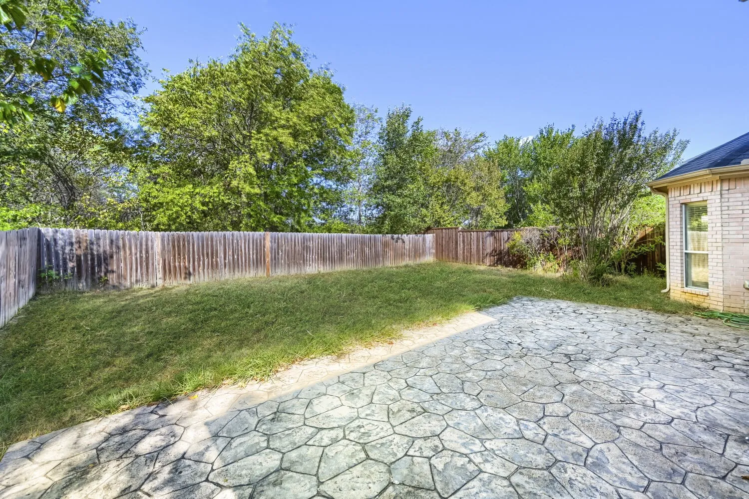 Single Family Residence For Rent in Tarrant County , 7018 Echo Lake Court, Arlington, Texas 76001, 4 Bedroom, 3 Bathroom, 2 Garage spaces, 2,143 Sqft, built in 2000, mls#21386995, Real Estate Agent in Arlington, Homes For Rent in Tarrant county, Homes For Rent in Arlington, Realtor in Arlington Texas, Real Estate Brokerage Independent Realty Texas, Luminita Cordes Realtor
