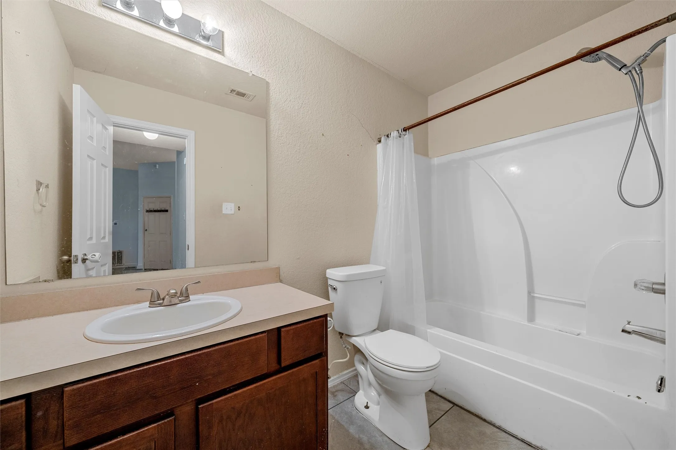 Single Family Residence For Sale in Mc Lennan County , 240 B B Burt, Waco, Texas 76708, 3 Bedroom, 2 Bathroom, 2 Garage spaces, 1,439 Sqft, built in 2009, mls#21386959, Real Estate Agent in Waco, Homes For Sale in Mc Lennan county, Homes For Sale in Waco, Realtor in Waco Texas, Real Estate Brokerage Independent Realty Texas, Luminita Cordes Realtor