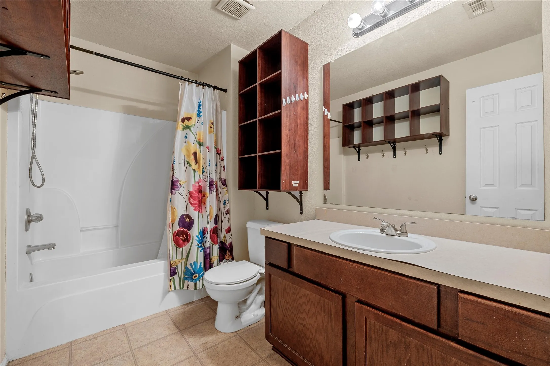 Single Family Residence For Sale in Mc Lennan County , 240 B B Burt, Waco, Texas 76708, 3 Bedroom, 2 Bathroom, 2 Garage spaces, 1,439 Sqft, built in 2009, mls#21386959, Real Estate Agent in Waco, Homes For Sale in Mc Lennan county, Homes For Sale in Waco, Realtor in Waco Texas, Real Estate Brokerage Independent Realty Texas, Luminita Cordes Realtor