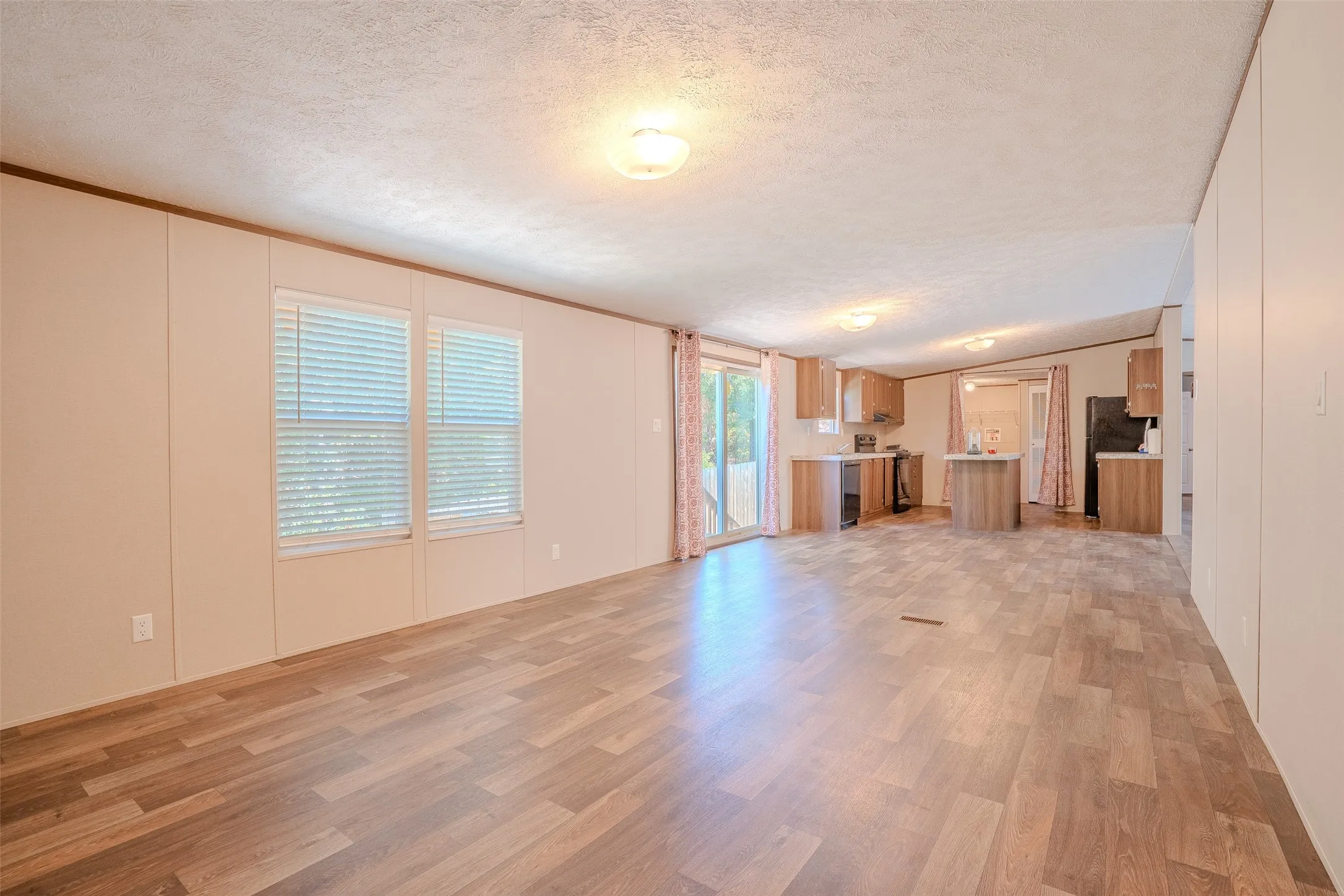 Manufactured Home For Sale in Hood County , 5913 N Oklahoma Trail, Granbury, Texas 76048, 4 Bedroom, 2 Bathroom, Garage spaces, 1,904 Sqft, built in 2023, mls#21386954, Real Estate Agent in Granbury, Homes For Sale in Hood county, Homes For Sale in Granbury, Realtor in Granbury Texas, Real Estate Brokerage Independent Realty Texas, Luminita Cordes Realtor