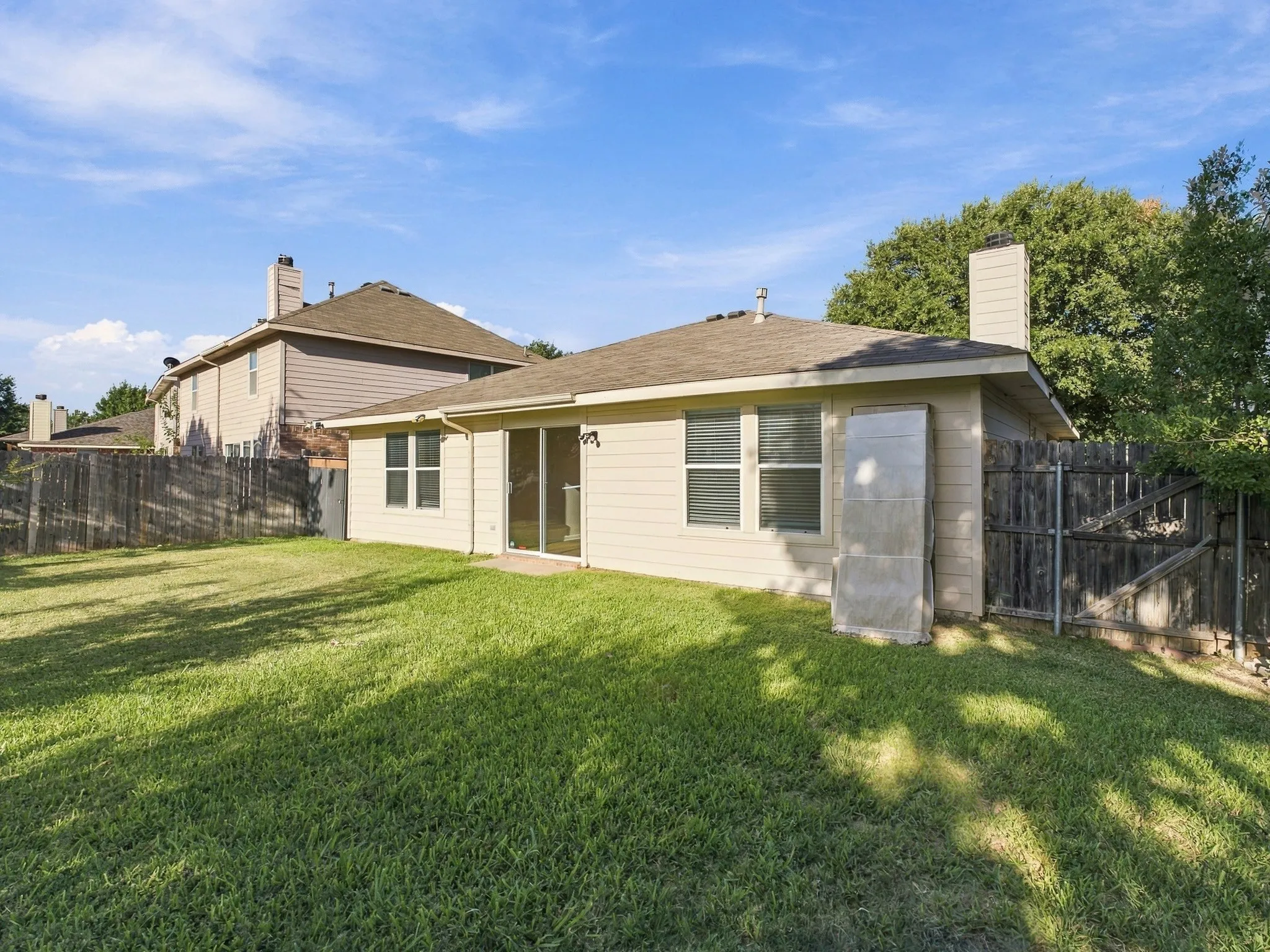 Single Family Residence For Rent in Tarrant County , 13136 Harvest Ridge Road, Fort Worth, Texas 76244, 3 Bedroom, 2 Bathroom, 2 Garage spaces, 1,455 Sqft, built in 2002, mls#21385767, Real Estate Agent in Fort Worth, Homes For Rent in Tarrant county, Homes For Rent in Fort Worth, Realtor in Fort Worth Texas, Real Estate Brokerage Independent Realty Texas, Luminita Cordes Realtor