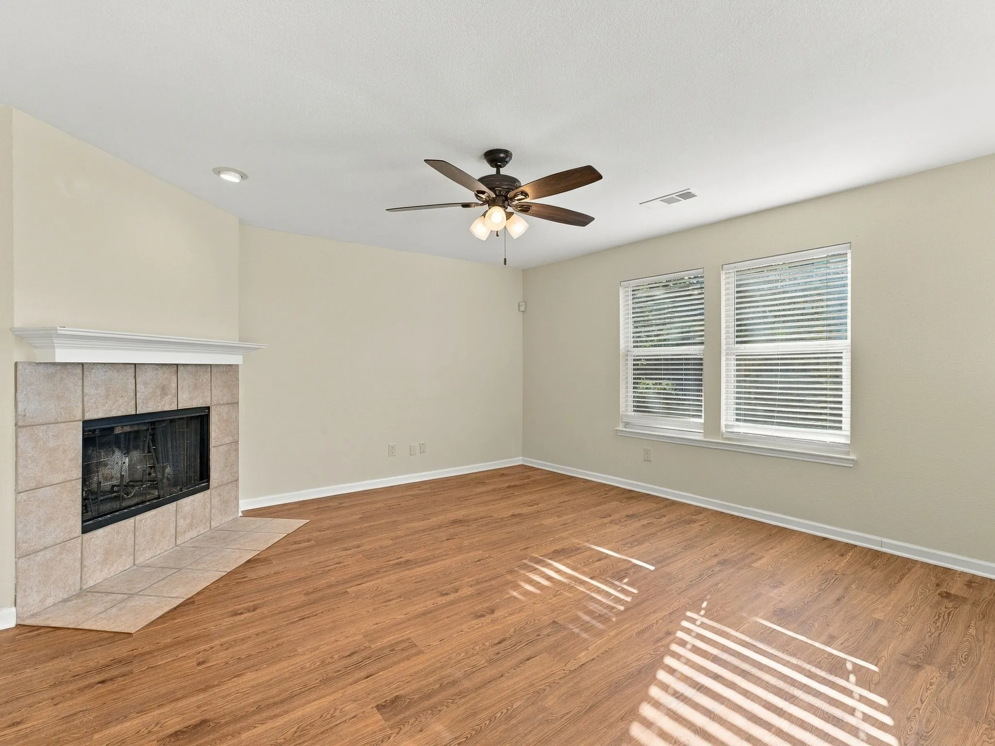 Single Family Residence For Rent in Tarrant County , 13136 Harvest Ridge Road, Fort Worth, Texas 76244, 3 Bedroom, 2 Bathroom, 2 Garage spaces, 1,455 Sqft, built in 2002, mls#21385767, Real Estate Agent in Fort Worth, Homes For Rent in Tarrant county, Homes For Rent in Fort Worth, Realtor in Fort Worth Texas, Real Estate Brokerage Independent Realty Texas, Luminita Cordes Realtor