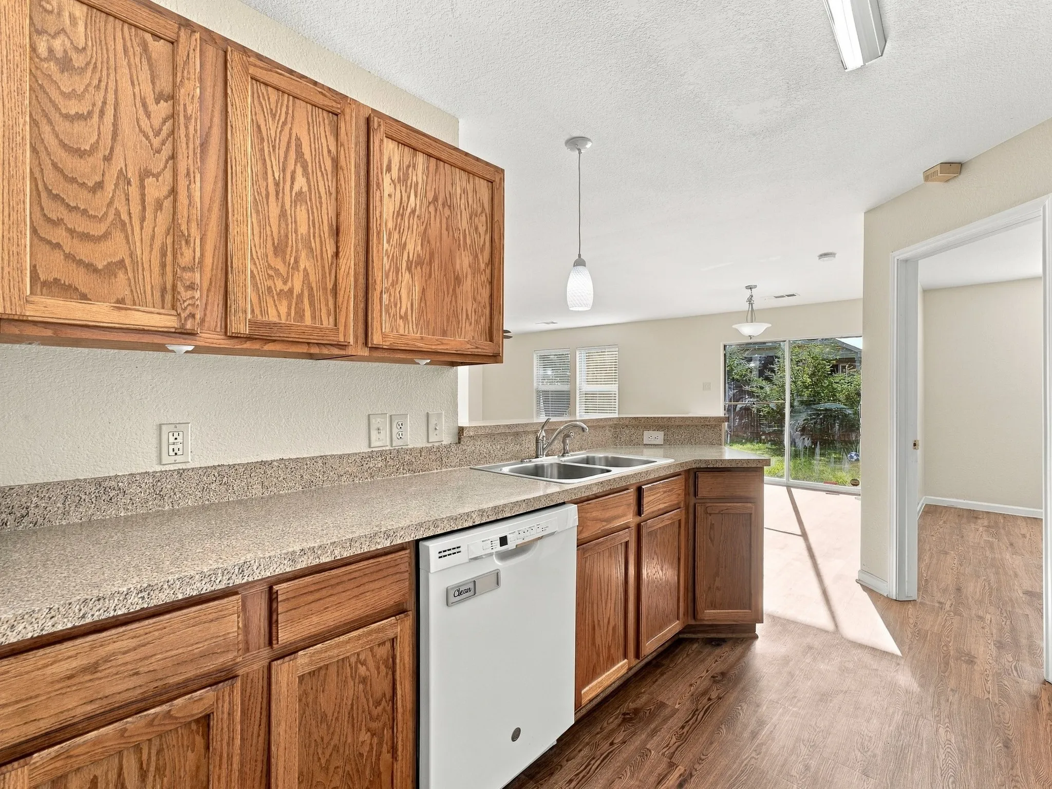 Single Family Residence For Rent in Tarrant County , 13136 Harvest Ridge Road, Fort Worth, Texas 76244, 3 Bedroom, 2 Bathroom, 2 Garage spaces, 1,455 Sqft, built in 2002, mls#21385767, Real Estate Agent in Fort Worth, Homes For Rent in Tarrant county, Homes For Rent in Fort Worth, Realtor in Fort Worth Texas, Real Estate Brokerage Independent Realty Texas, Luminita Cordes Realtor