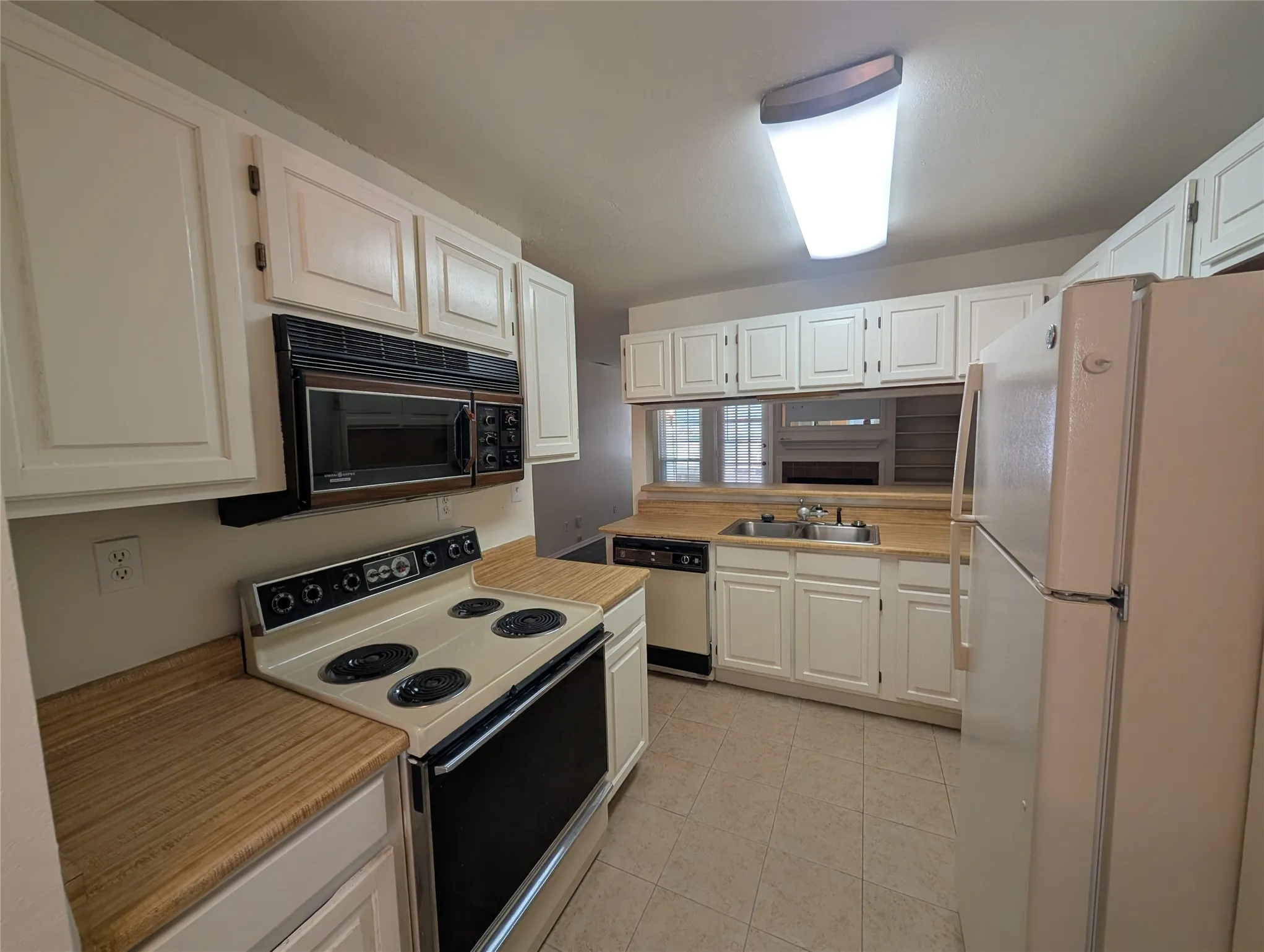Condominium For Rent in Dallas County , 5981 Arapaho Road 308, Dallas, Texas 75248, 2 Bedroom, 2 Bathroom, Garage spaces, 1,205 Sqft, built in 1980, mls#21386946, Real Estate Agent in Dallas, Homes For Rent in Dallas county, Homes For Rent in Dallas, Realtor in Dallas Texas, Real Estate Brokerage Independent Realty Texas, Luminita Cordes Realtor