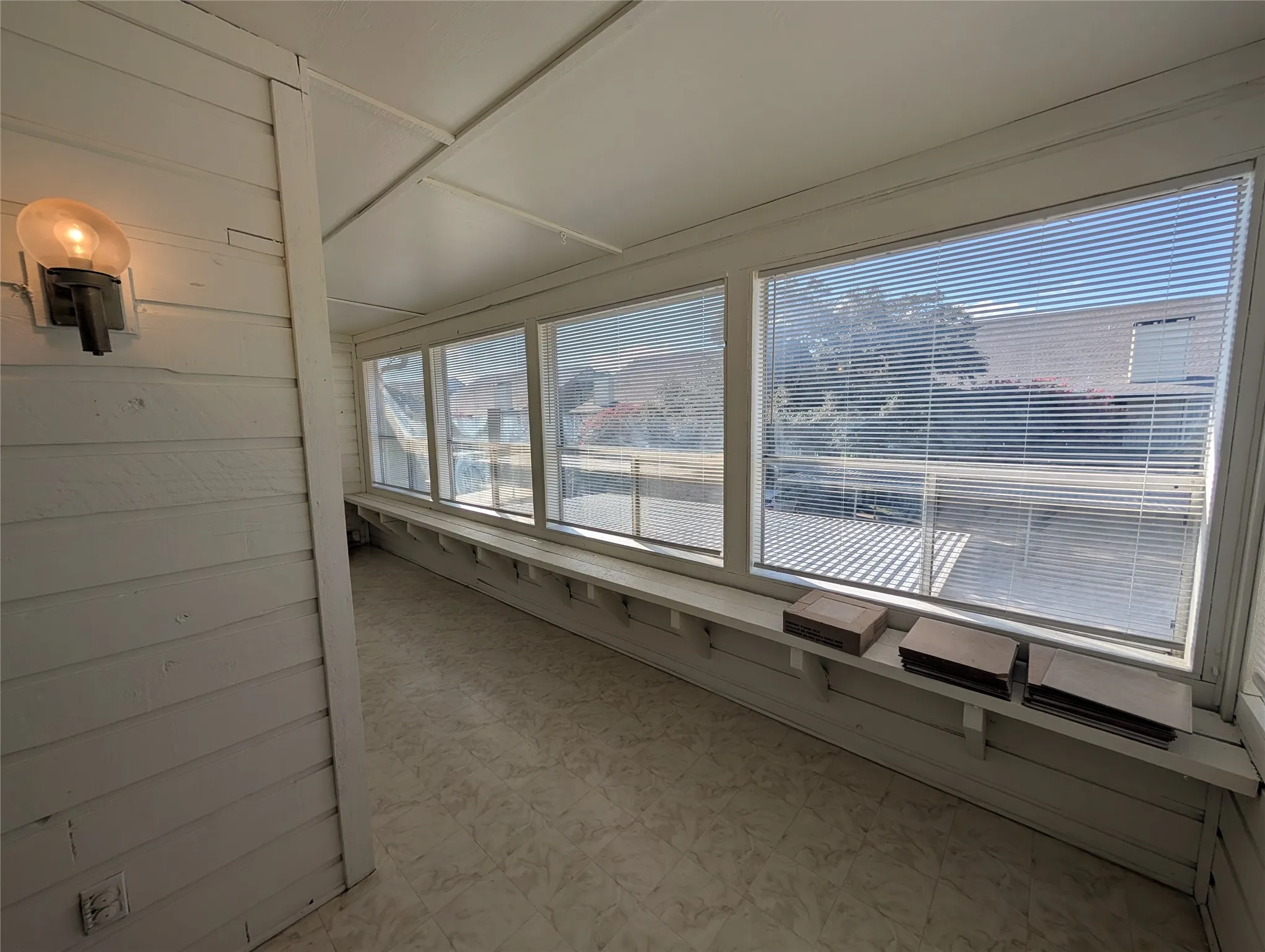Condominium For Rent in Dallas County , 5981 Arapaho Road 308, Dallas, Texas 75248, 2 Bedroom, 2 Bathroom, Garage spaces, 1,205 Sqft, built in 1980, mls#21386946, Real Estate Agent in Dallas, Homes For Rent in Dallas county, Homes For Rent in Dallas, Realtor in Dallas Texas, Real Estate Brokerage Independent Realty Texas, Luminita Cordes Realtor