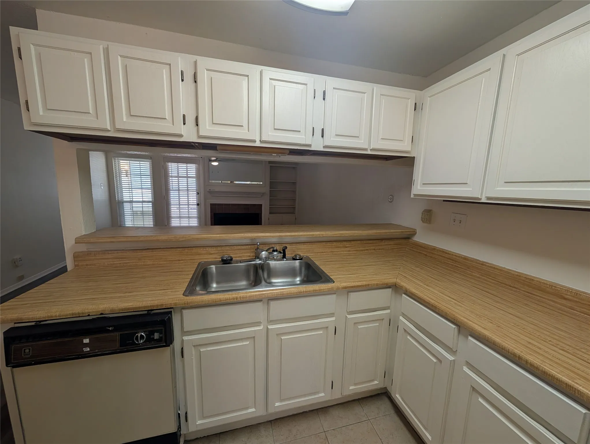 Condominium For Rent in Dallas County , 5981 Arapaho Road 308, Dallas, Texas 75248, 2 Bedroom, 2 Bathroom, Garage spaces, 1,205 Sqft, built in 1980, mls#21386946, Real Estate Agent in Dallas, Homes For Rent in Dallas county, Homes For Rent in Dallas, Realtor in Dallas Texas, Real Estate Brokerage Independent Realty Texas, Luminita Cordes Realtor
