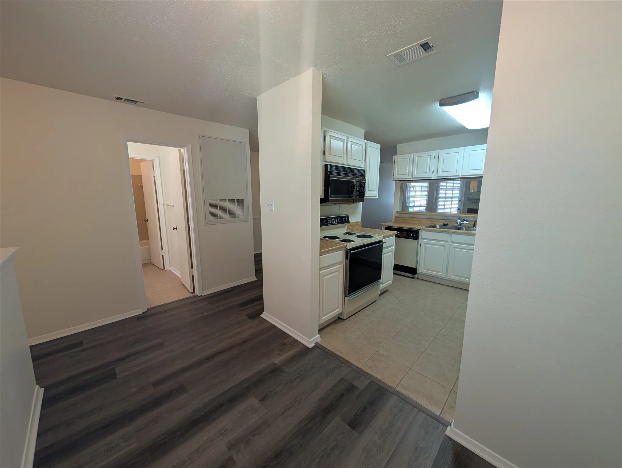 Condominium For Rent in Dallas County , 5981 Arapaho Road 308, Dallas, Texas 75248, 2 Bedroom, 2 Bathroom, Garage spaces, 1,205 Sqft, built in 1980, mls#21386946, Real Estate Agent in Dallas, Homes For Rent in Dallas county, Homes For Rent in Dallas, Realtor in Dallas Texas, Real Estate Brokerage Independent Realty Texas, Luminita Cordes Realtor