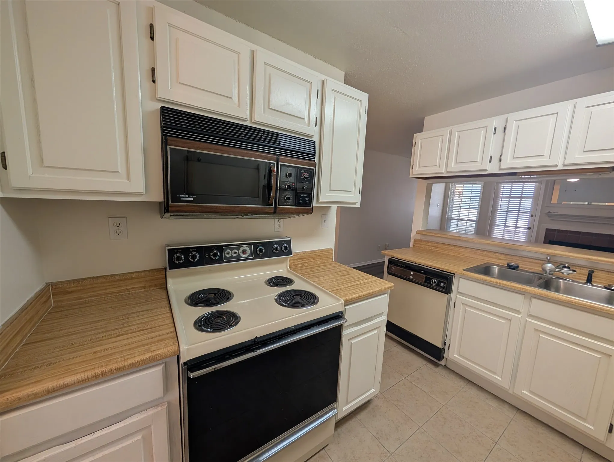 Condominium For Rent in Dallas County , 5981 Arapaho Road 308, Dallas, Texas 75248, 2 Bedroom, 2 Bathroom, Garage spaces, 1,205 Sqft, built in 1980, mls#21386946, Real Estate Agent in Dallas, Homes For Rent in Dallas county, Homes For Rent in Dallas, Realtor in Dallas Texas, Real Estate Brokerage Independent Realty Texas, Luminita Cordes Realtor