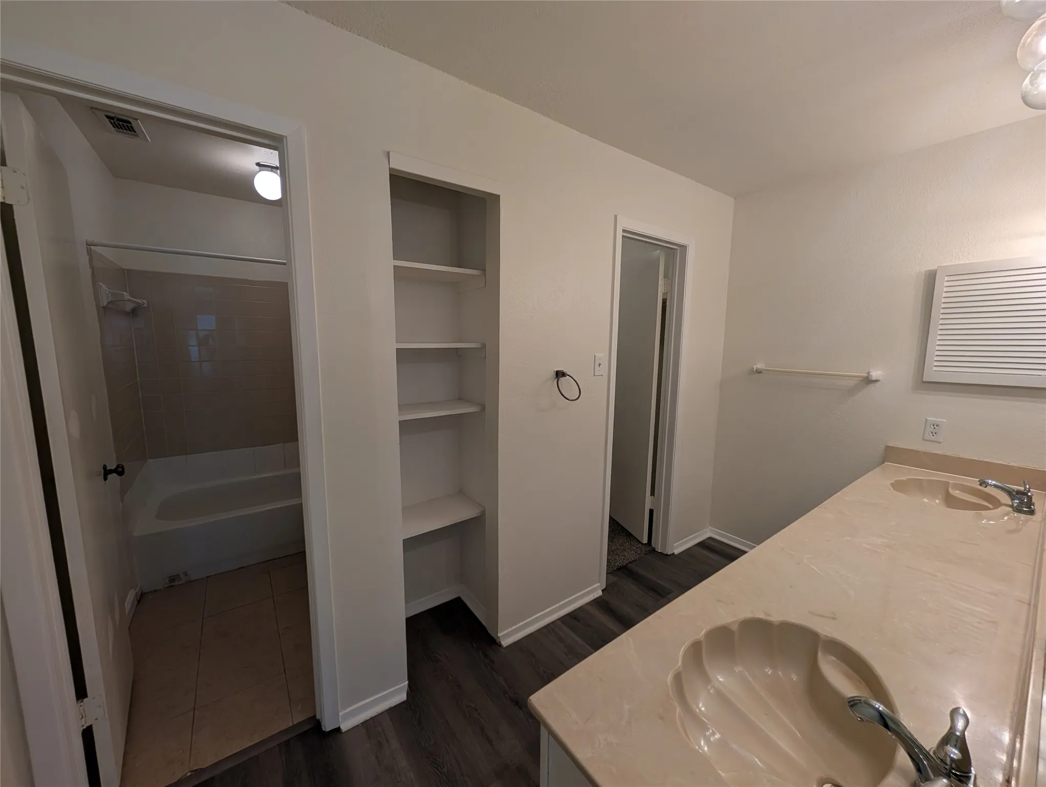 Condominium For Rent in Dallas County , 5981 Arapaho Road 308, Dallas, Texas 75248, 2 Bedroom, 2 Bathroom, Garage spaces, 1,205 Sqft, built in 1980, mls#21386946, Real Estate Agent in Dallas, Homes For Rent in Dallas county, Homes For Rent in Dallas, Realtor in Dallas Texas, Real Estate Brokerage Independent Realty Texas, Luminita Cordes Realtor