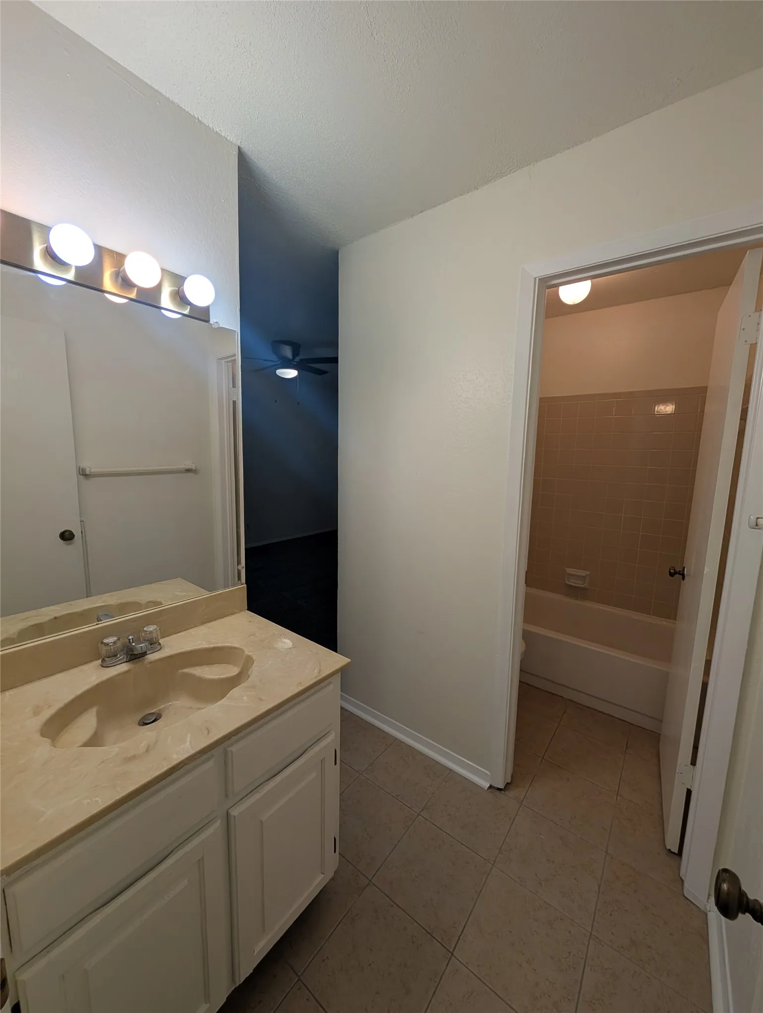 Condominium For Rent in Dallas County , 5981 Arapaho Road 308, Dallas, Texas 75248, 2 Bedroom, 2 Bathroom, Garage spaces, 1,205 Sqft, built in 1980, mls#21386946, Real Estate Agent in Dallas, Homes For Rent in Dallas county, Homes For Rent in Dallas, Realtor in Dallas Texas, Real Estate Brokerage Independent Realty Texas, Luminita Cordes Realtor