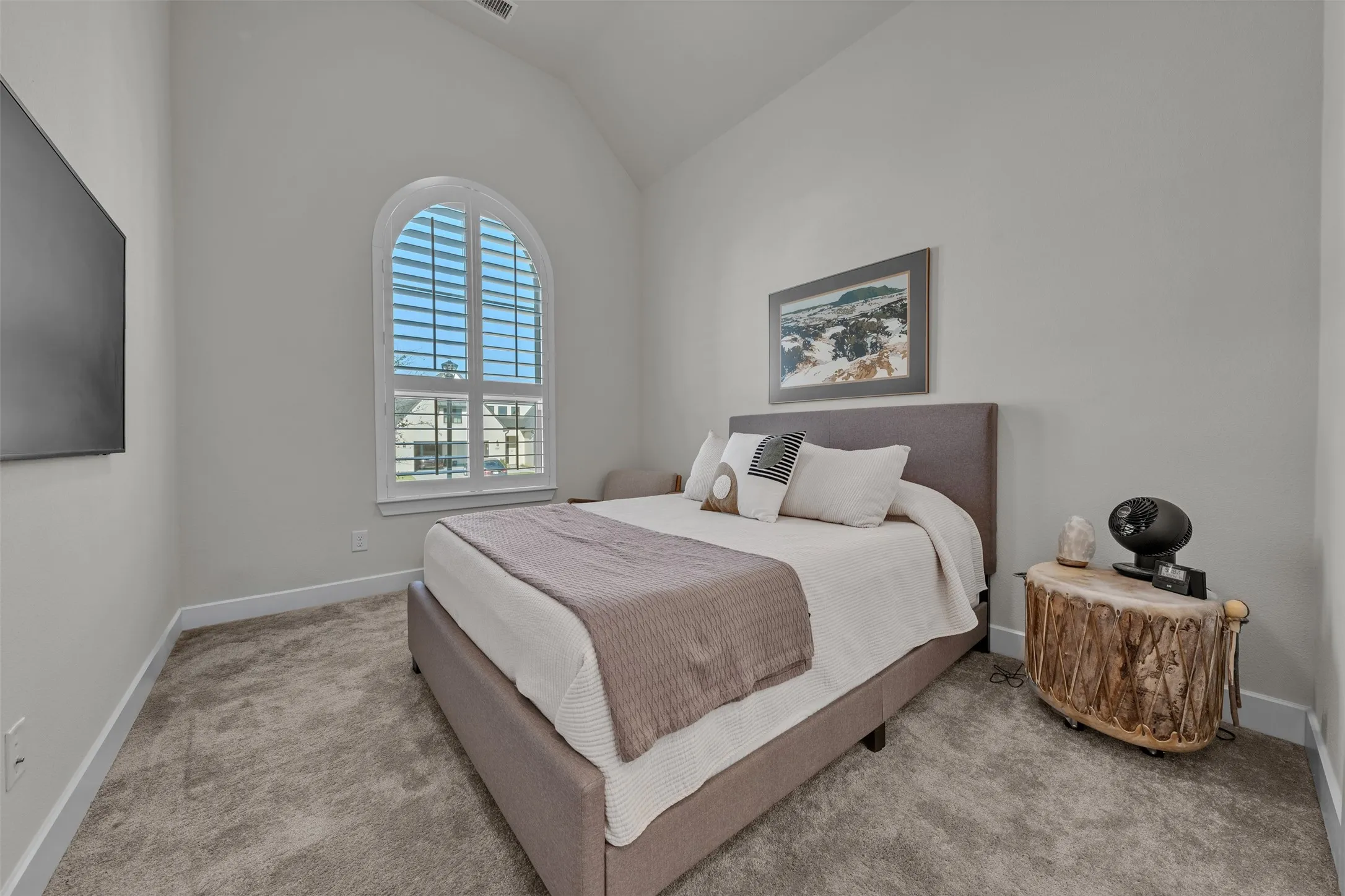 Secondary Ensuite. Plantation Shutters.