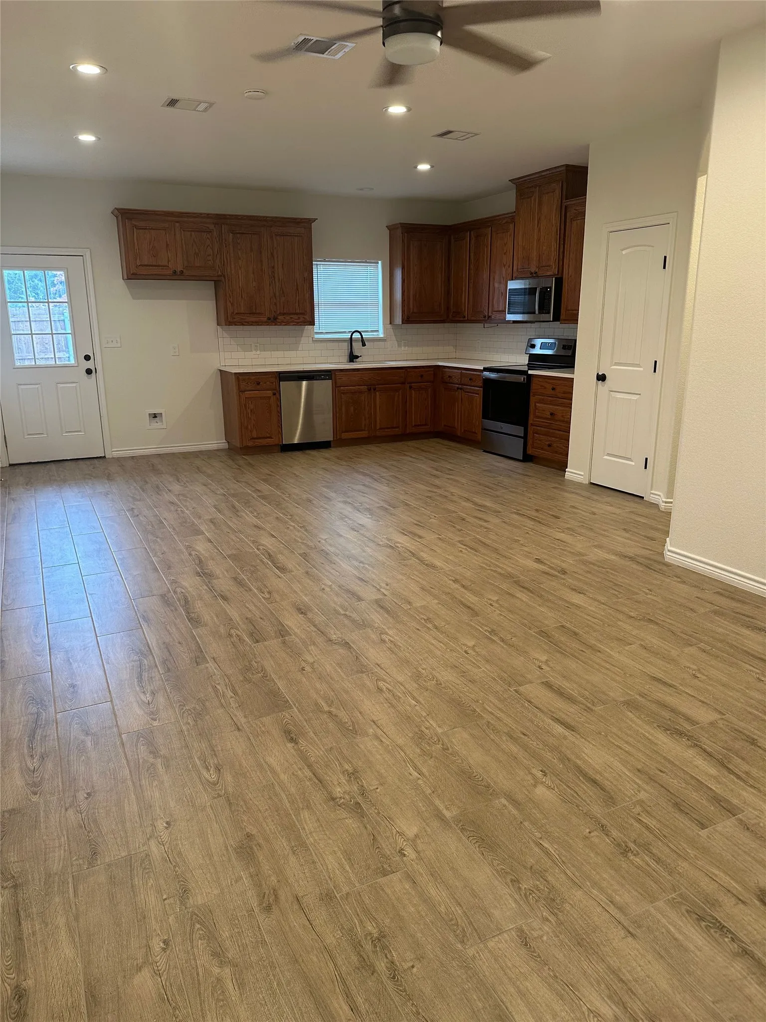 Apartment For Rent in Johnson County , 2321 County Road 704b, Cleburne, Texas 76031, 3 Bedroom, 2 Bathroom, Garage spaces, 1,300 Sqft, built in 2022, mls#21387030, Real Estate Agent in Cleburne, Homes For Rent in Johnson county, Homes For Rent in Cleburne, Realtor in Cleburne Texas, Real Estate Brokerage Independent Realty Texas, Luminita Cordes Realtor