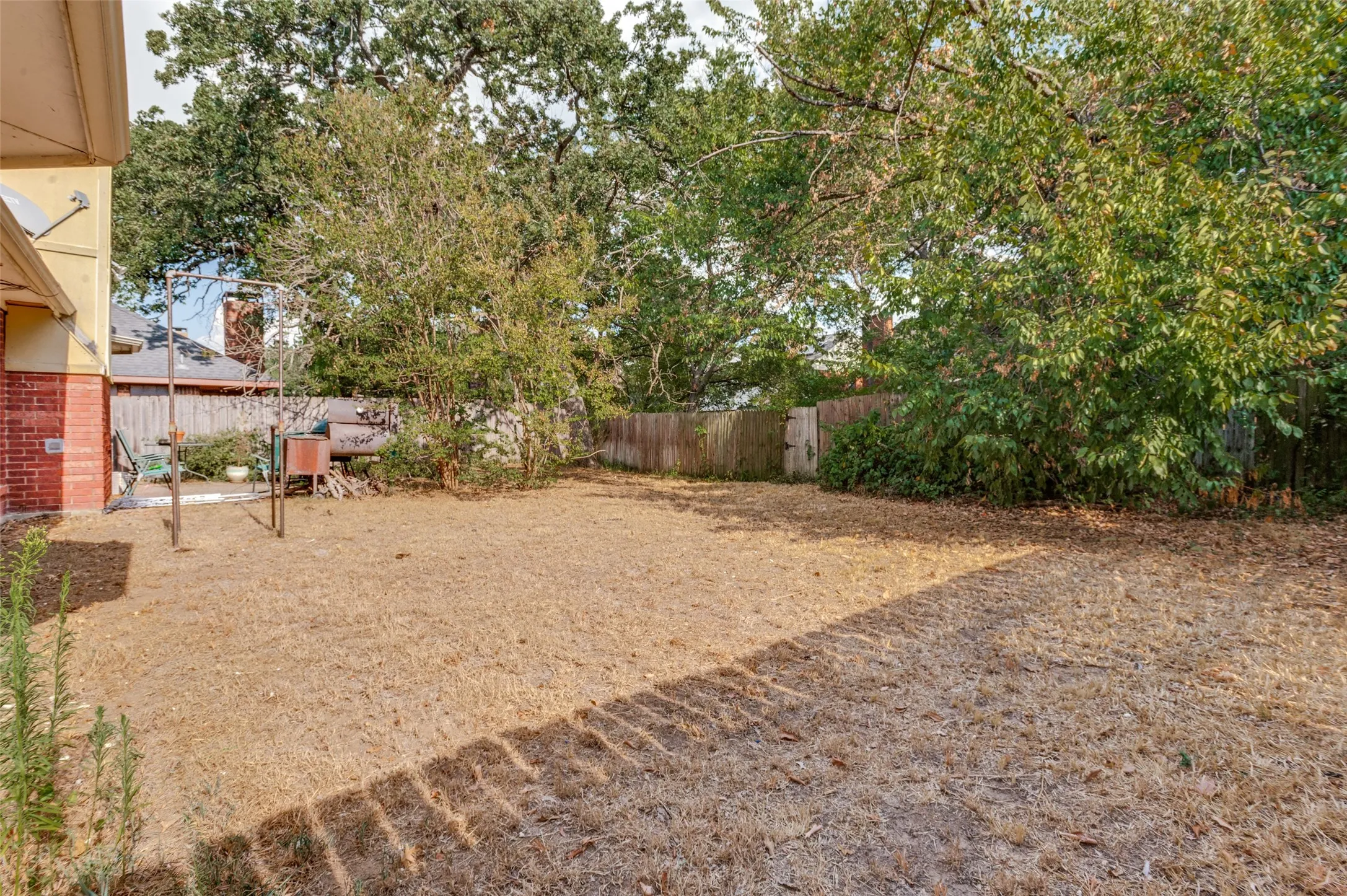 Single Family Residence For Sale in Tarrant County , 3312 Paint Brush Lane, Bedford, Texas 76021, 3 Bedroom, 3 Bathroom, 2 Garage spaces, 2,141 Sqft, built in 1987, mls#21385906, Real Estate Agent in Bedford, Homes For Sale in Tarrant county, Homes For Sale in Bedford, Realtor in Bedford Texas, Real Estate Brokerage Independent Realty Texas, Luminita Cordes Realtor