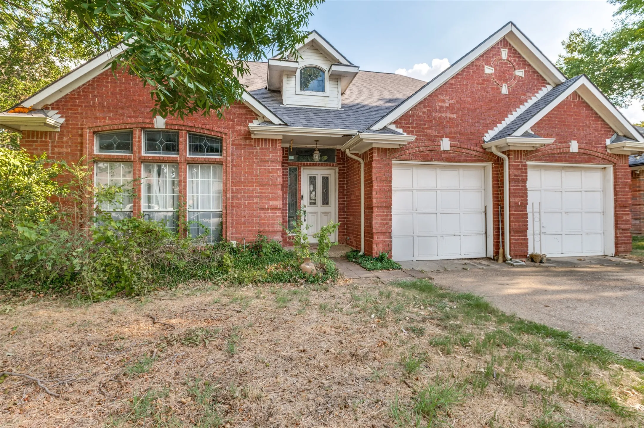 Single Family Residence For Sale in Tarrant County , 3312 Paint Brush Lane, Bedford, Texas 76021, 3 Bedroom, 3 Bathroom, 2 Garage spaces, 2,141 Sqft, built in 1987, mls#21385906, Real Estate Agent in Bedford, Homes For Sale in Tarrant county, Homes For Sale in Bedford, Realtor in Bedford Texas, Real Estate Brokerage Independent Realty Texas, Luminita Cordes Realtor