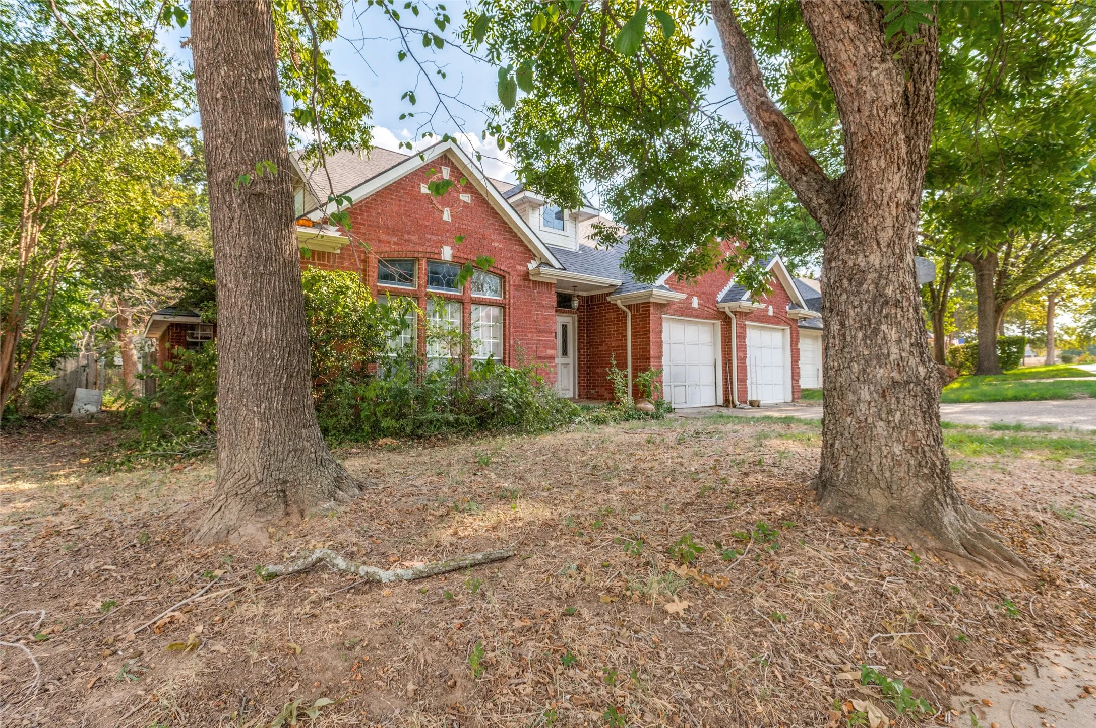 Single Family Residence For Sale in Tarrant County , 3312 Paint Brush Lane, Bedford, Texas 76021, 3 Bedroom, 3 Bathroom, 2 Garage spaces, 2,141 Sqft, built in 1987, mls#21385906, Real Estate Agent in Bedford, Homes For Sale in Tarrant county, Homes For Sale in Bedford, Realtor in Bedford Texas, Real Estate Brokerage Independent Realty Texas, Luminita Cordes Realtor