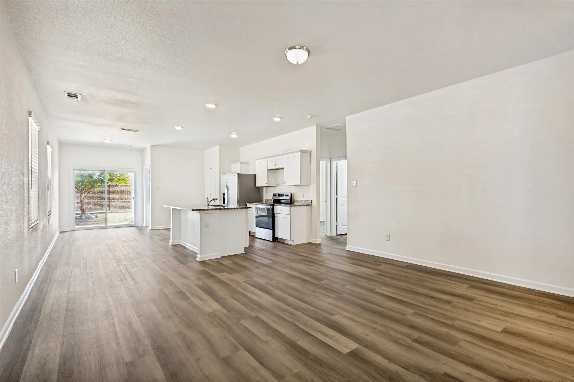 Single Family Residence For Rent in Collin County , 421 Covington Cove, Princeton, Texas 75407, 3 Bedroom, 2 Bathroom, 2 Garage spaces, 1,437 Sqft, built in 2021, mls#21380373, Real Estate Agent in Princeton, Homes For Rent in Collin county, Homes For Rent in Princeton, Realtor in Princeton Texas, Real Estate Brokerage Independent Realty Texas, Luminita Cordes Realtor