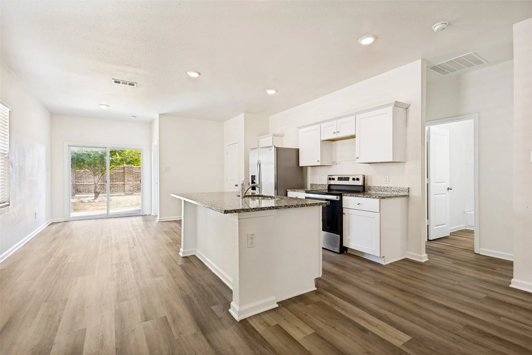 Single Family Residence For Rent in Collin County , 421 Covington Cove, Princeton, Texas 75407, 3 Bedroom, 2 Bathroom, 2 Garage spaces, 1,437 Sqft, built in 2021, mls#21380373, Real Estate Agent in Princeton, Homes For Rent in Collin county, Homes For Rent in Princeton, Realtor in Princeton Texas, Real Estate Brokerage Independent Realty Texas, Luminita Cordes Realtor