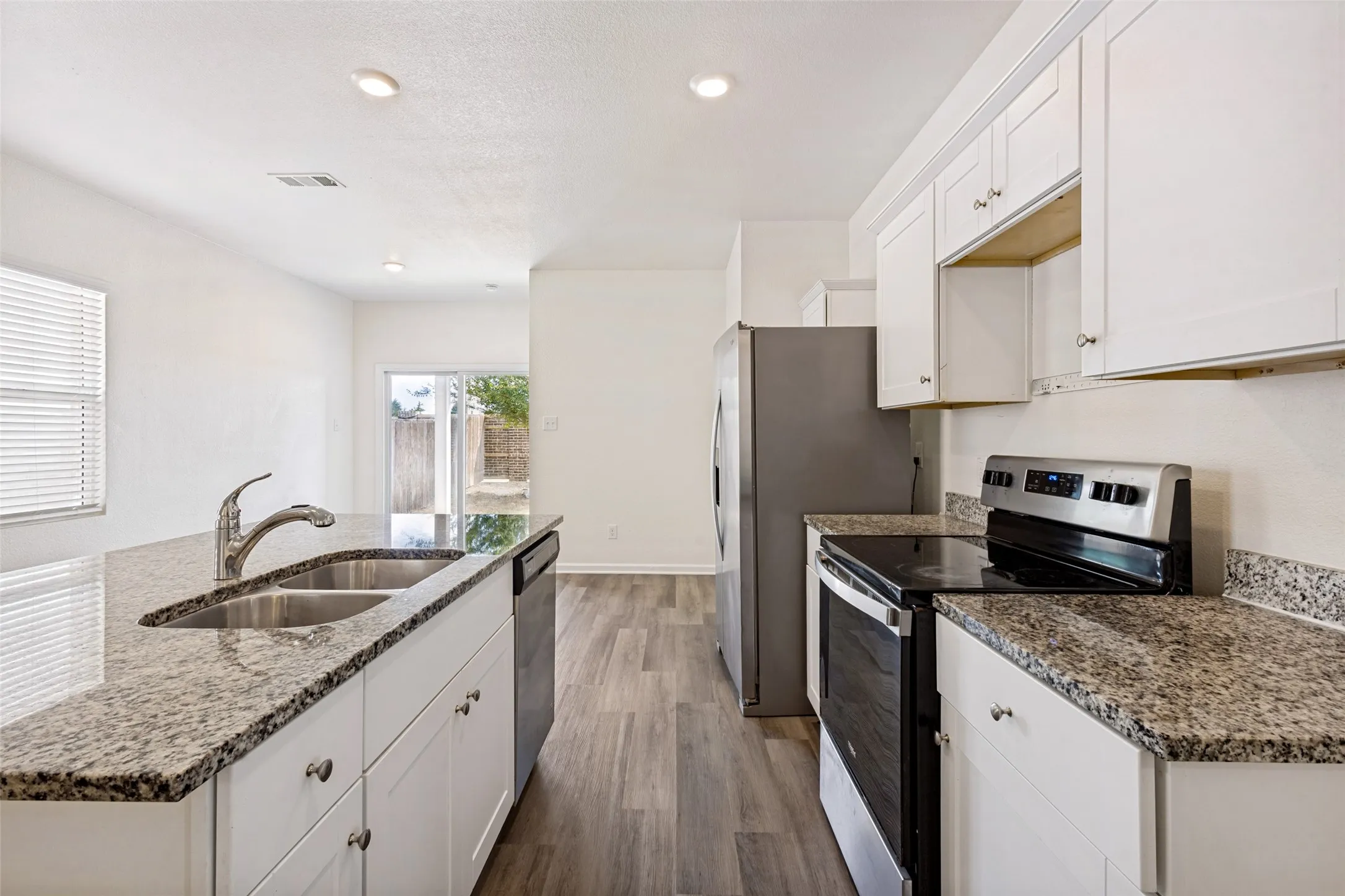 Single Family Residence For Rent in Collin County , 421 Covington Cove, Princeton, Texas 75407, 3 Bedroom, 2 Bathroom, 2 Garage spaces, 1,437 Sqft, built in 2021, mls#21380373, Real Estate Agent in Princeton, Homes For Rent in Collin county, Homes For Rent in Princeton, Realtor in Princeton Texas, Real Estate Brokerage Independent Realty Texas, Luminita Cordes Realtor