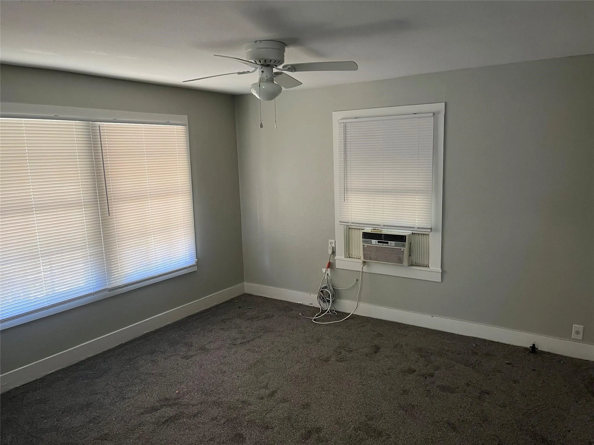 Single Family Residence For Sale in Fannin County , 611 E 10th Street, Bonham, Texas 75418, 2 Bedroom, 1 Bathroom, 1 Garage spaces, 934 Sqft, built in 1940, mls#21385637, Real Estate Agent in Bonham, Homes For Sale in Fannin county, Homes For Sale in Bonham, Realtor in Bonham Texas, Real Estate Brokerage Independent Realty Texas, Luminita Cordes Realtor