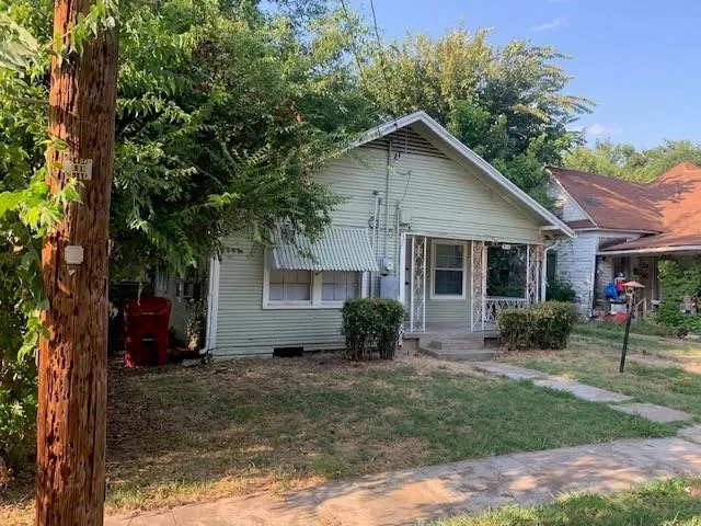 Single Family Residence For Sale in Fannin County , 611 E 10th Street, Bonham, Texas 75418, 2 Bedroom, 1 Bathroom, 1 Garage spaces, 934 Sqft, built in 1940, mls#21385637, Real Estate Agent in Bonham, Homes For Sale in Fannin county, Homes For Sale in Bonham, Realtor in Bonham Texas, Real Estate Brokerage Independent Realty Texas, Luminita Cordes Realtor